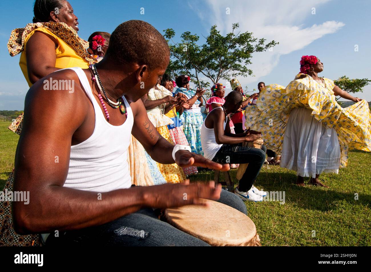 Hommes jouant de la batterie et femmes jouant des danses du congo à San Lorenzo forteresse coloniale espagnole. Chagres, province de Colon, Panama, Amérique centrale Banque D'Images