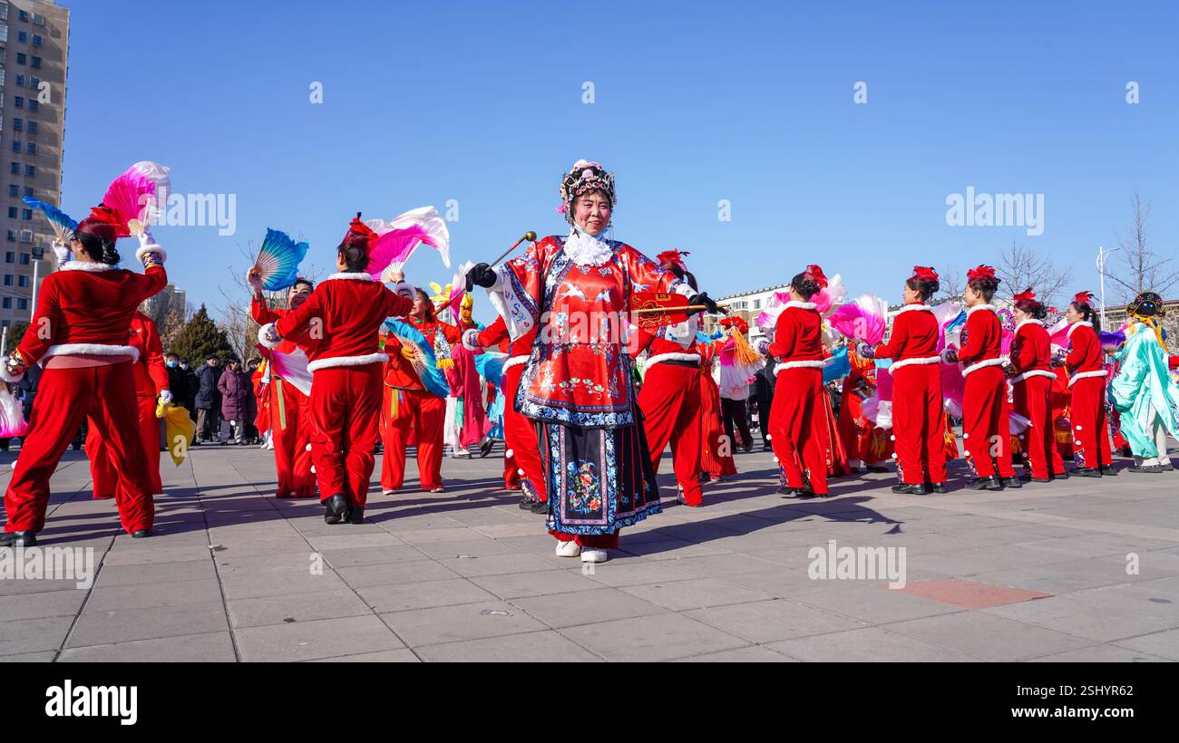 Comté de Luannan, Chine - 12 février 2025 : les gens vêtus de beaux costumes dansent le yangko pour célébrer le nouvel an chinois traditionnel. Banque D'Images