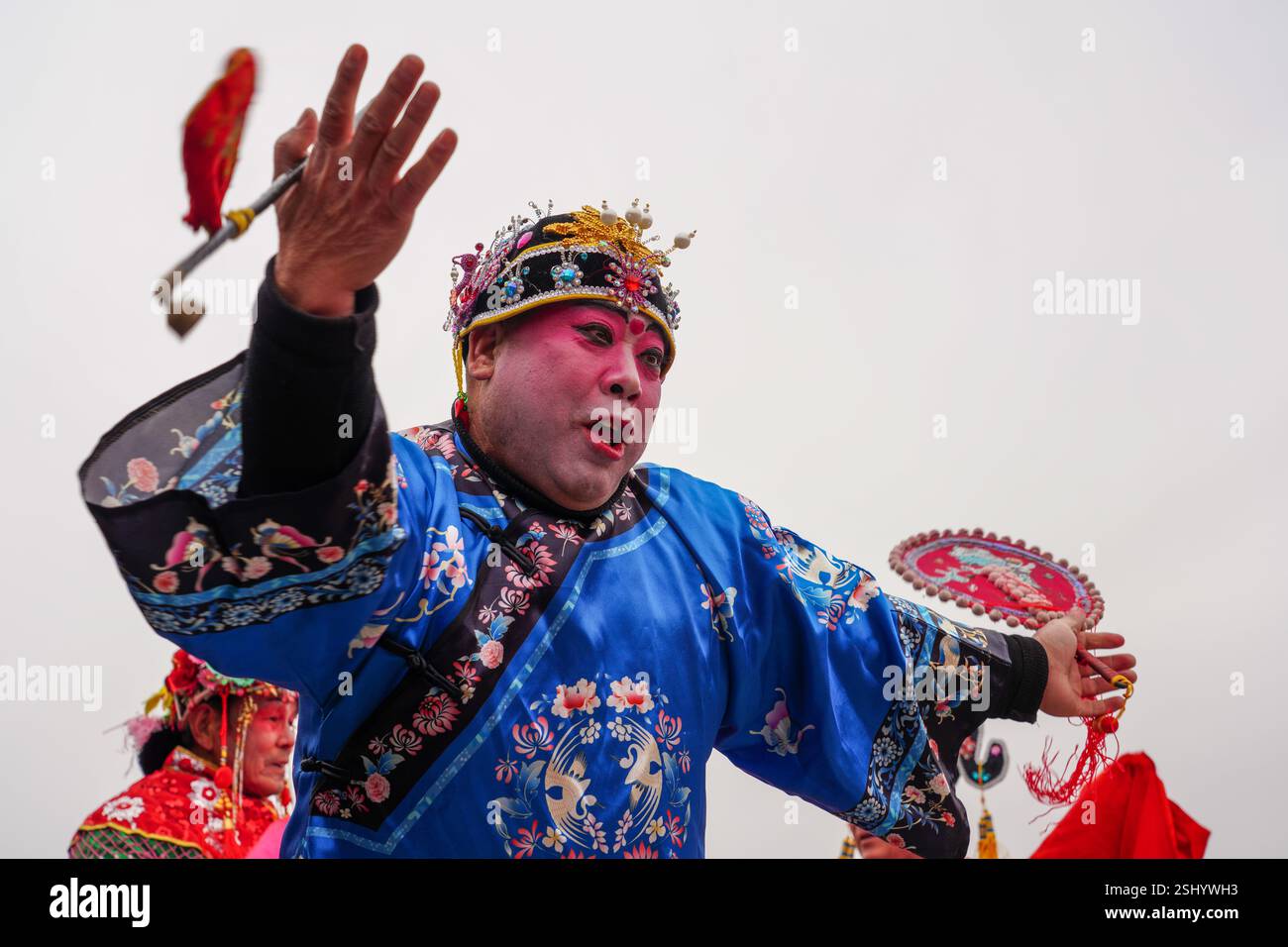 Comté de Luannan, Chine - 12 février 2025 : les gens vêtus de beaux costumes dansent le yangko pour célébrer le nouvel an chinois traditionnel. Banque D'Images