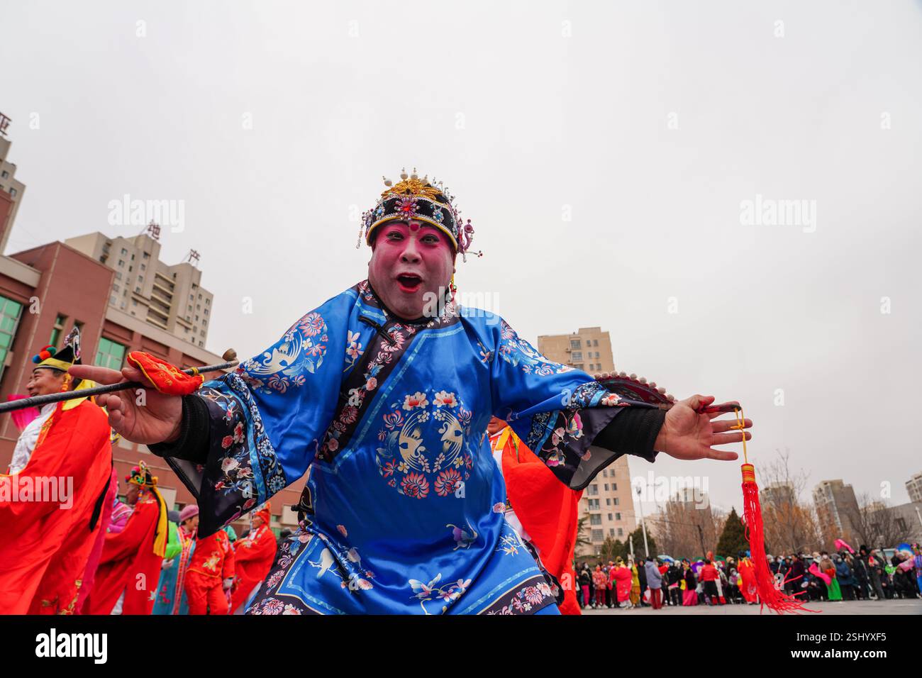 Comté de Luannan, Chine - 12 février 2025 : les gens vêtus de beaux costumes dansent le yangko pour célébrer le nouvel an chinois traditionnel. Banque D'Images