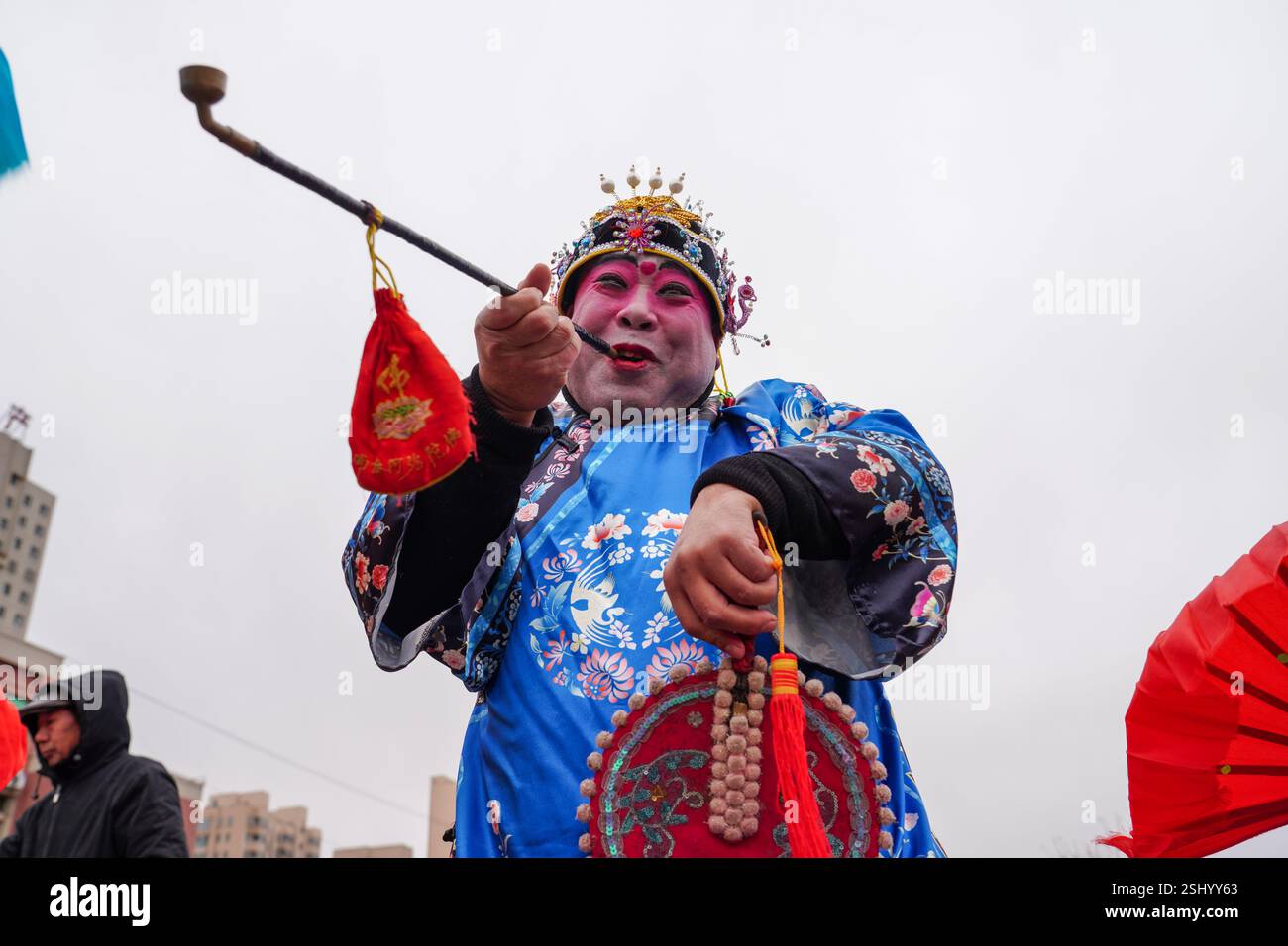 Comté de Luannan, Chine - 12 février 2025 : les gens vêtus de beaux costumes dansent le yangko pour célébrer le nouvel an chinois traditionnel. Banque D'Images