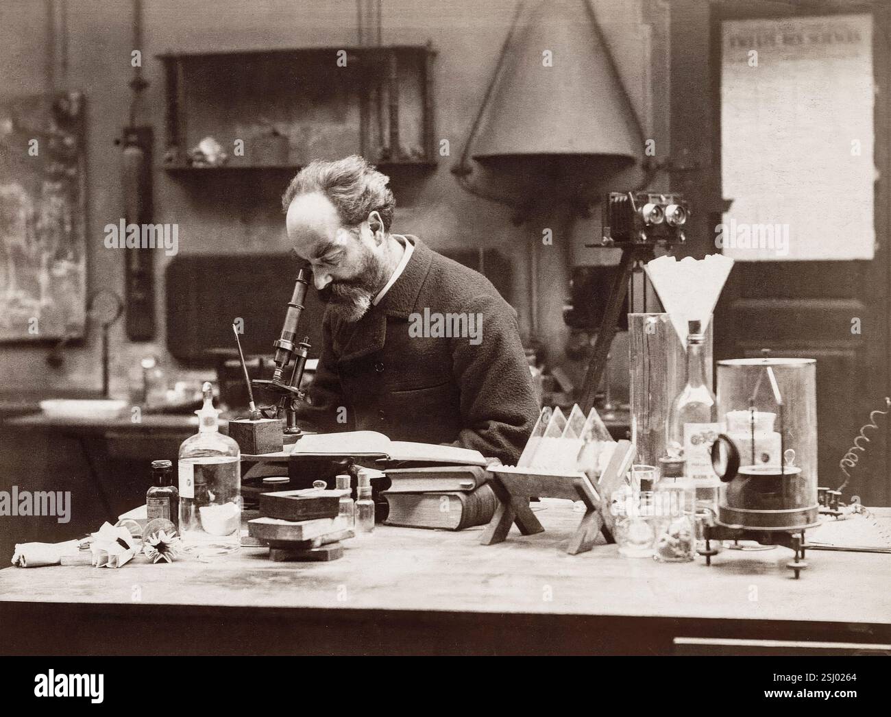 Gabriel Lippmann. Portrait photographique du physicien et inventeur français Jonas Ferdinand Gabriel Lippmann (1845-1921), travaillant dans son laboratoire par Dornac, 1887-1917 Banque D'Images