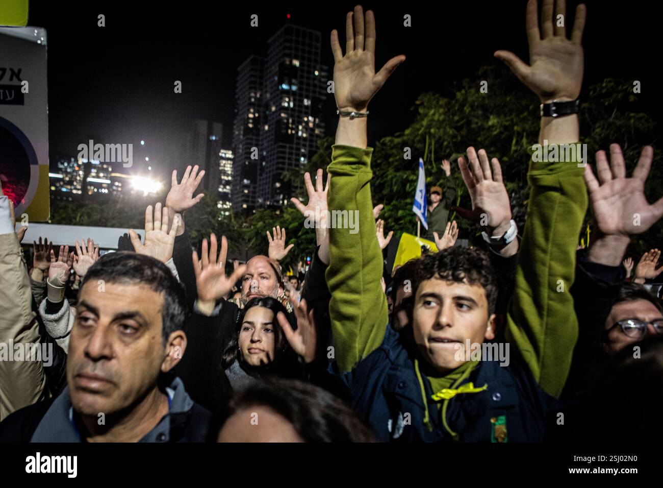 Tel Aviv, Israël. 10 février 2025.les Israéliens lèvent la main lors d'un rassemblement marquant le 24ème anniversaire d'Alon Ohel qui est retenu en otage par le Hamas à Gaza sur la place des otages à tel Aviv lundi 10 février 2025. Le Hamas a averti lundi qu'il reporterait la prochaine libération prévue de trois otages samedi, le président américain Donald Trump a déclaré que si le Hamas ne libère pas tous les otages restants de Gaza d'ici samedi midi, Israël devrait annuler le cessez-le-feu et «laisser l'enfer éclater». Photo par Eyal Warshavsky. Banque D'Images