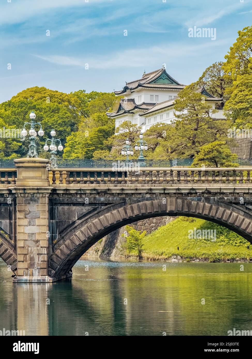 Palais impérial de Tokyo à Tokyo, Japon. Palais impérial Fujimi-yagura bâtiment de garde, douves et pont dans la ville de Chiyoda, Tokyo. - Image de stock capturée avec un smartphone