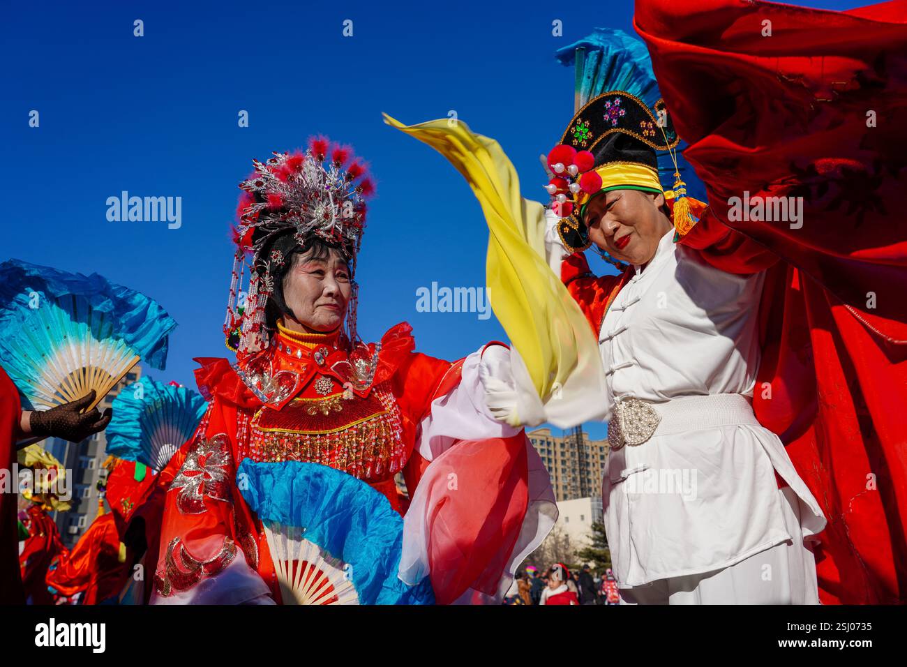 Comté de Luannan, Chine - 12 février 2025 : les gens vêtus de beaux costumes dansent le yangko pour célébrer le nouvel an chinois traditionnel. Banque D'Images