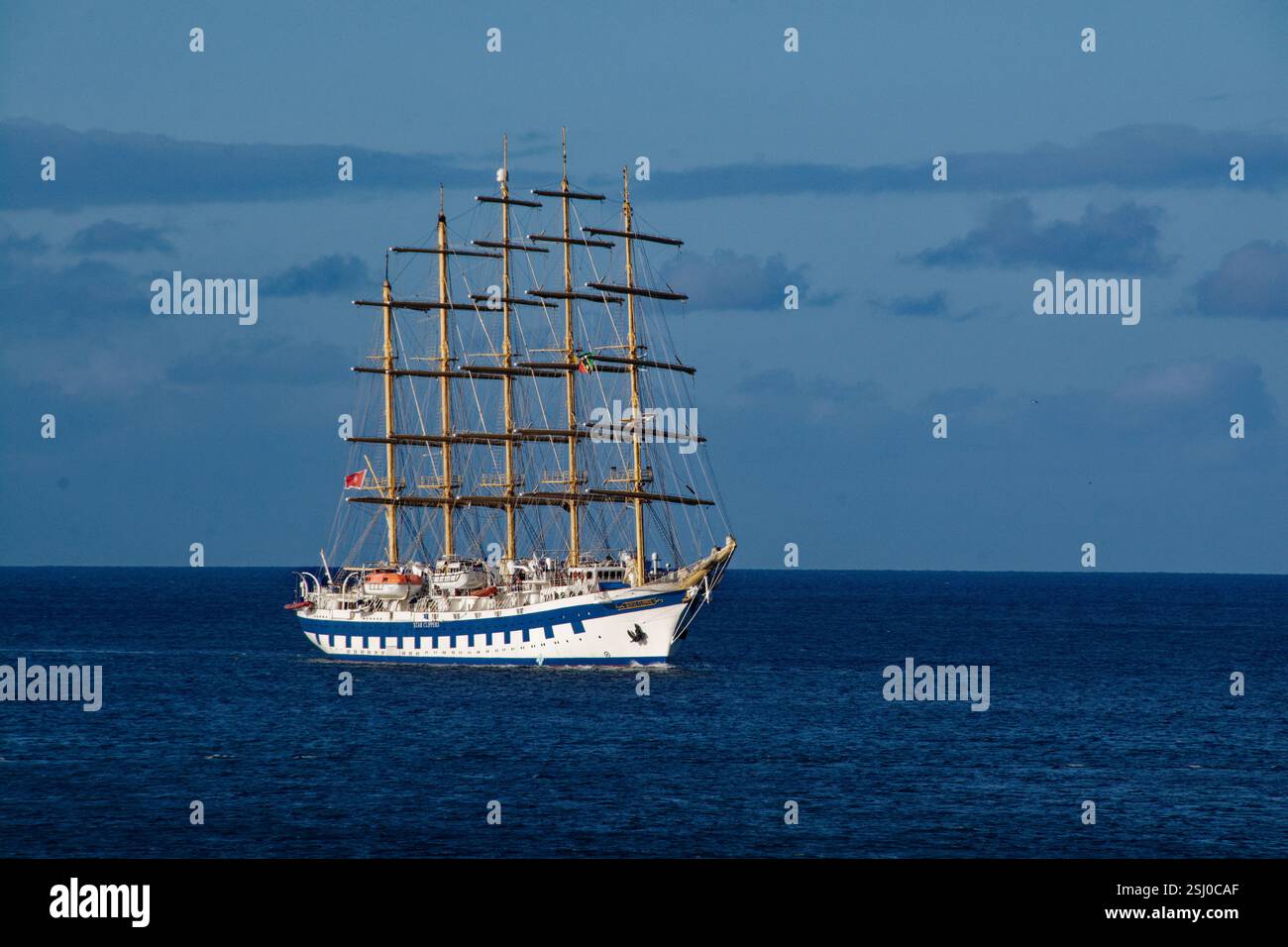 St Kitts Caribbean Island - Royal Clipper Tall Ship approchant du port sous le soleil du matin. Sous puissance - pas de voiles gréées. Banque D'Images