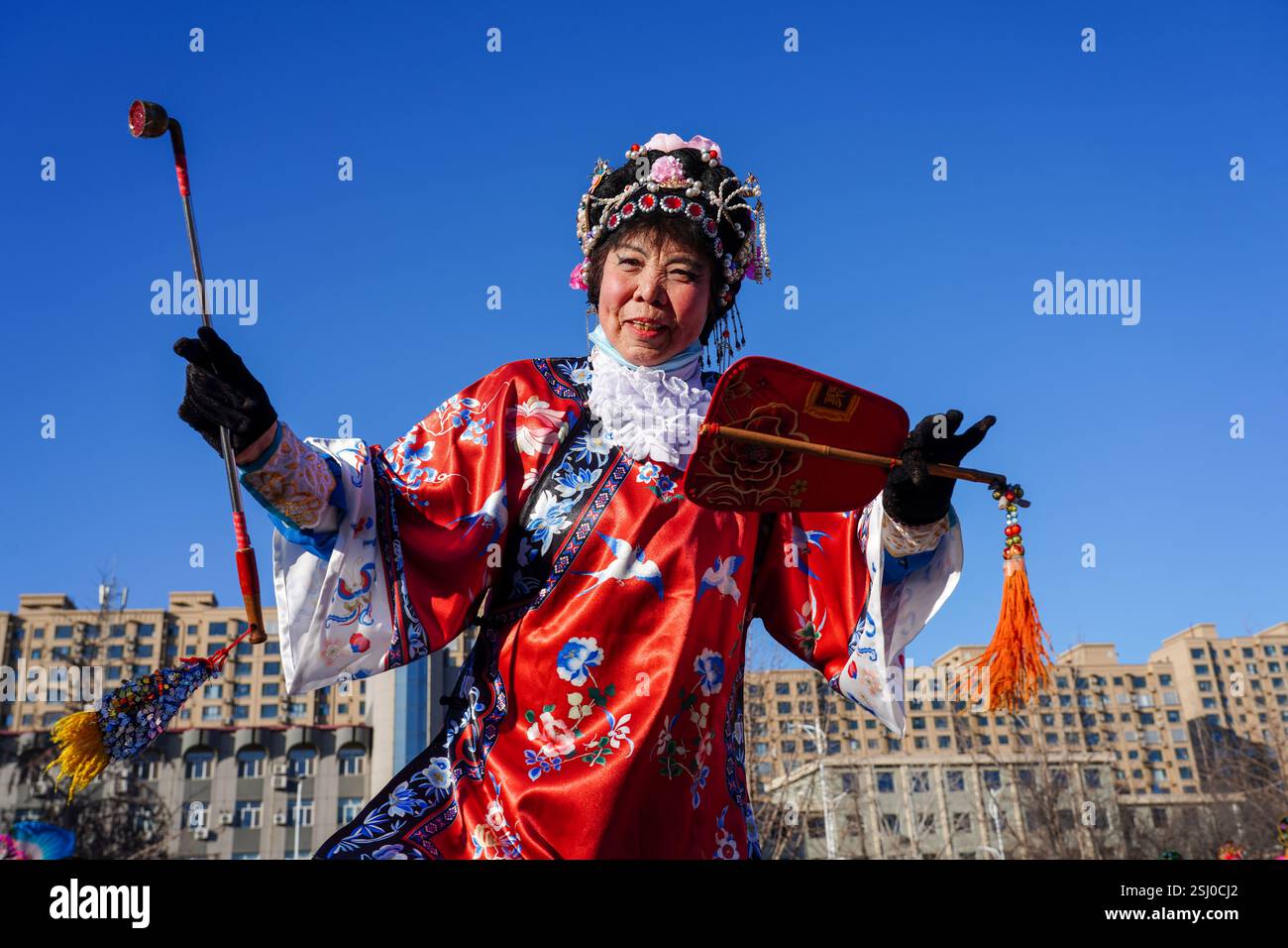 Comté de Luannan, Chine - 12 février 2025 : les gens vêtus de beaux costumes dansent le yangko pour célébrer le nouvel an chinois traditionnel. Banque D'Images