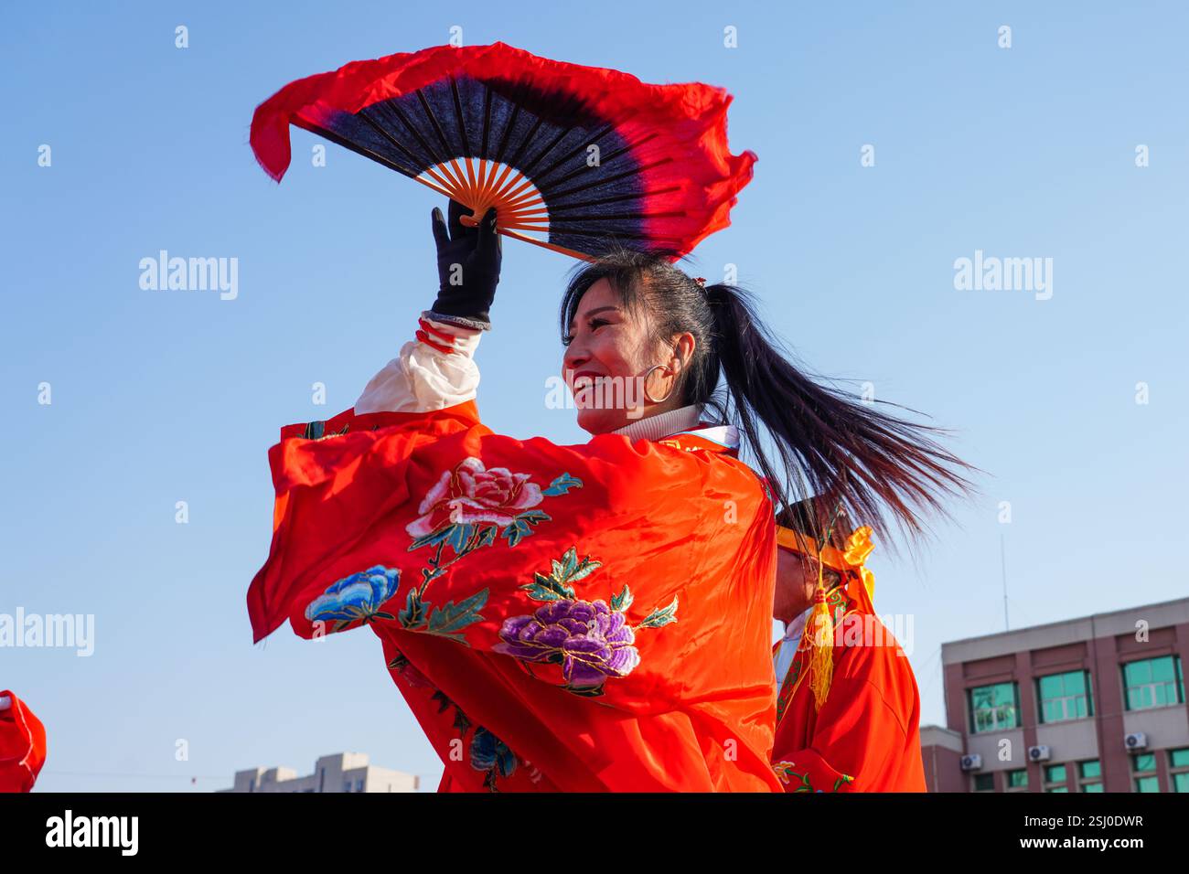 Comté de Luannan, Chine - 12 février 2025 : les gens vêtus de beaux costumes dansent le yangko pour célébrer le nouvel an chinois traditionnel. Banque D'Images