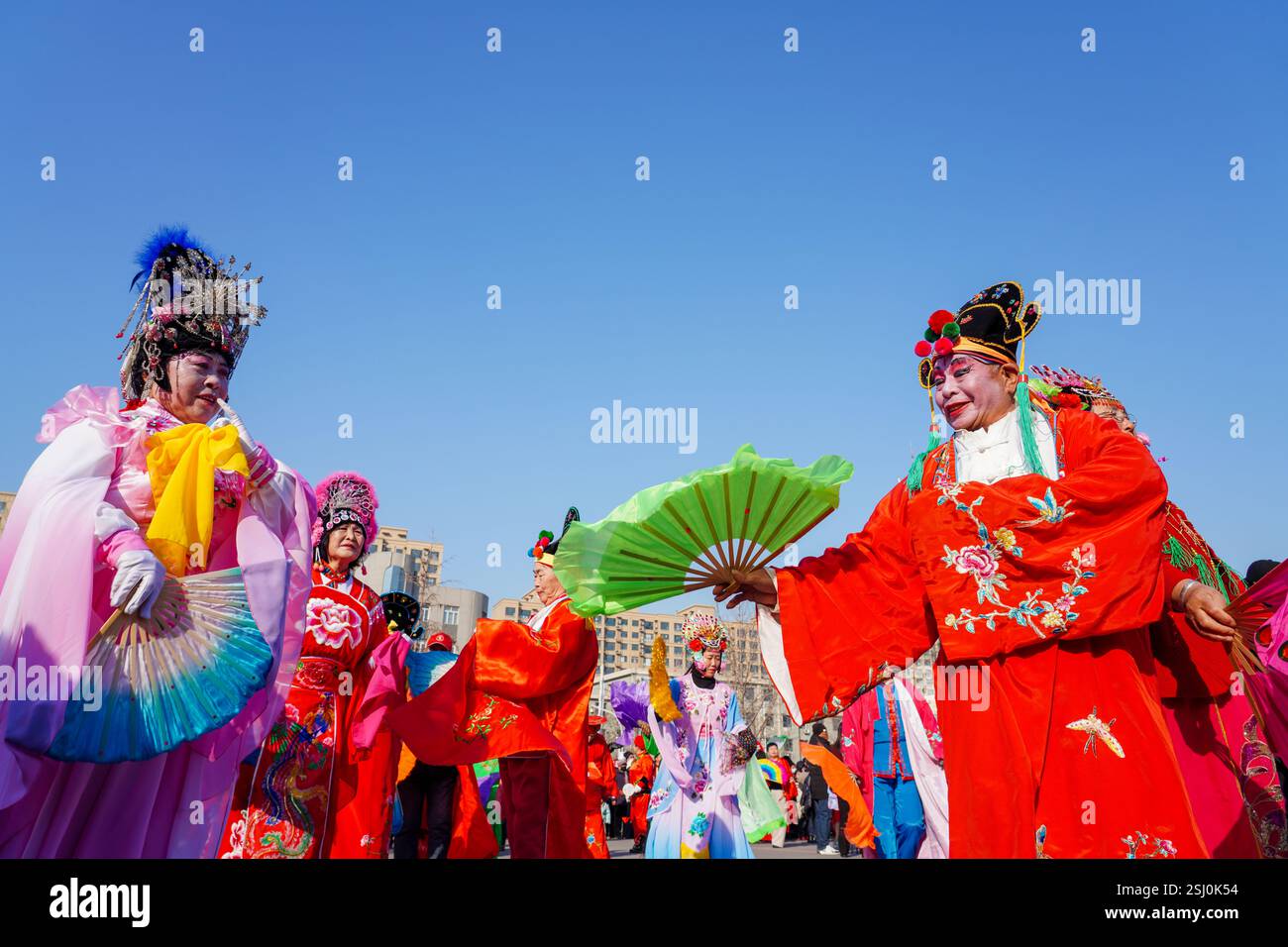 Comté de Luannan, Chine - 12 février 2025 : les gens vêtus de beaux costumes dansent le yangko pour célébrer le nouvel an chinois traditionnel. Banque D'Images
