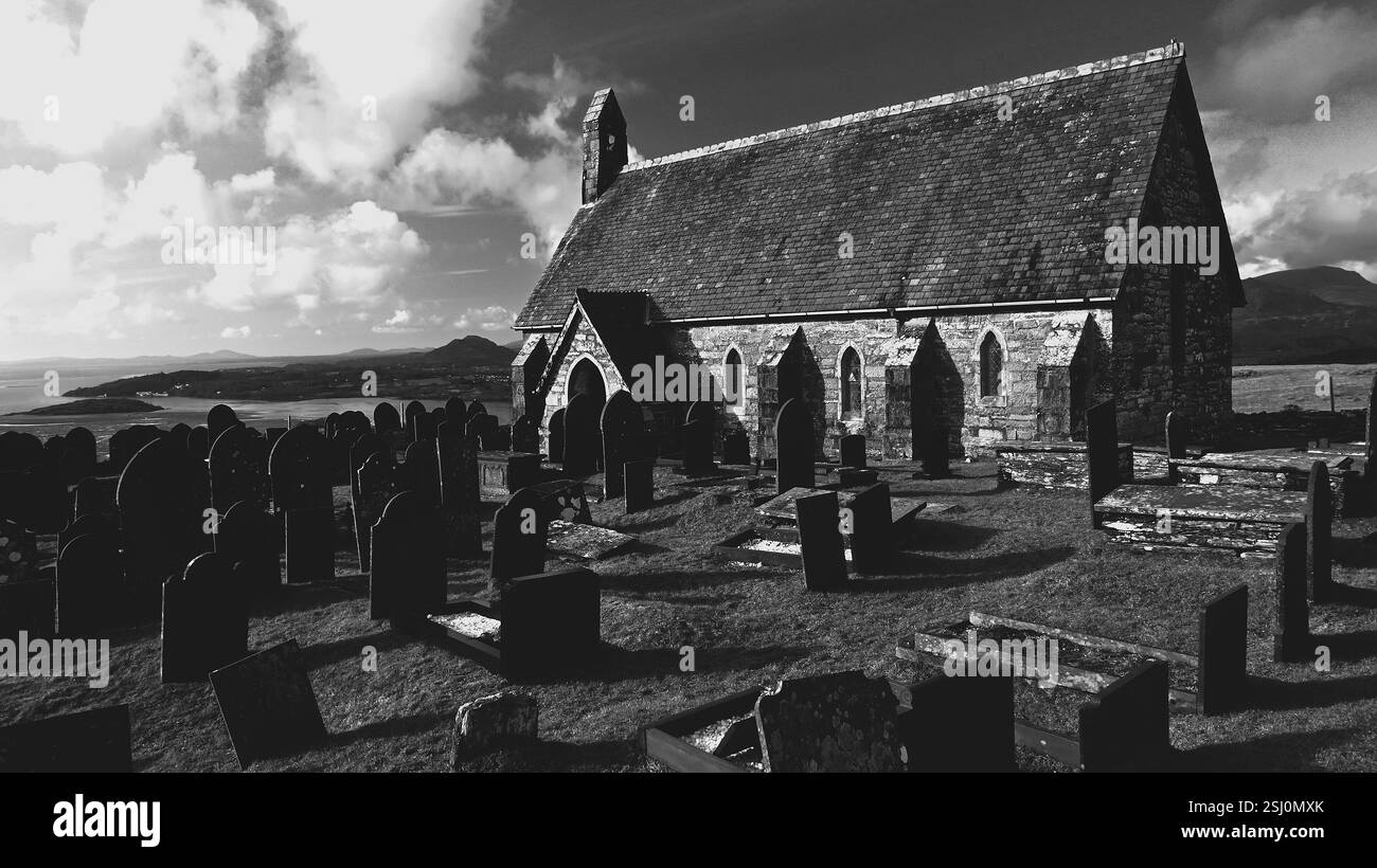 Église Llandecwyn dans les collines surplombant Porthmadog et Cardigan Bay (en noir et blanc) avec de nombreuses pierres tombales. Banque D'Images