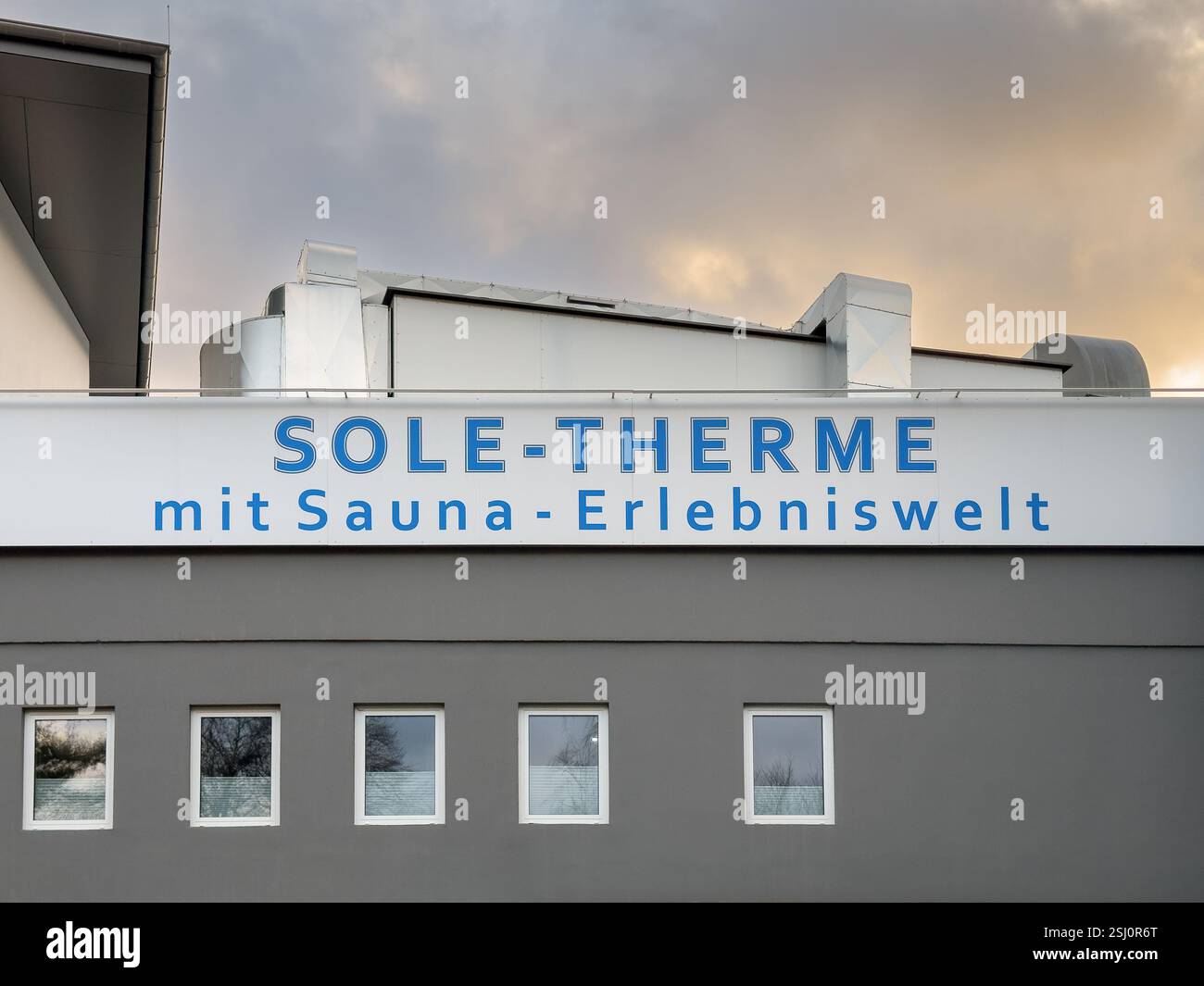 Sole-Therme, thermes d'eau salée à Bad Harzburg. Ville thermale dans les montagnes du Harz, basse-Saxe, Allemagne. - Image de stock capturée avec un smartphone