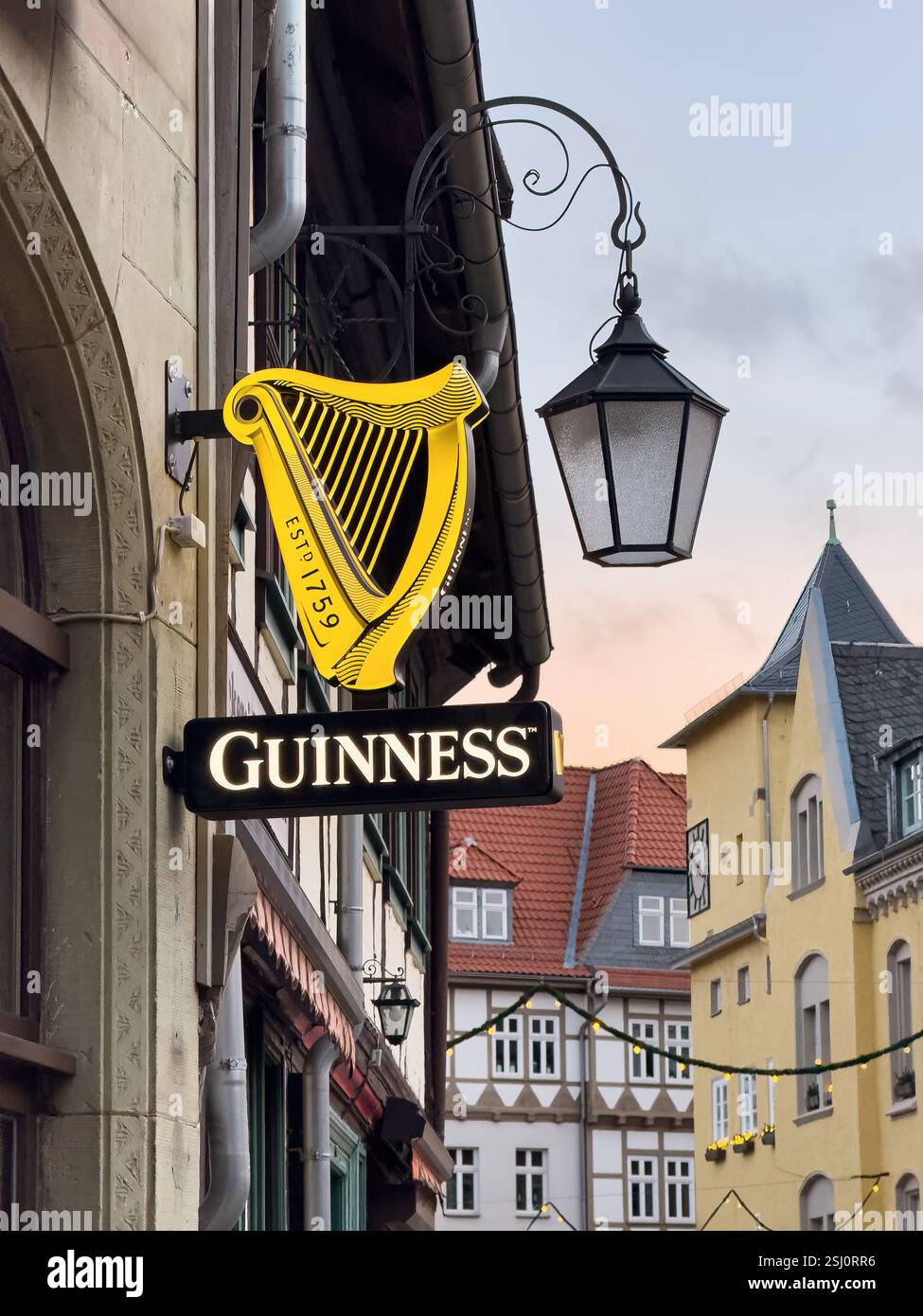 Guinness, signe publicitaire irlandais sec stout sur le bâtiment dans la vieille ville historique de Wernigerode dans les montagnes du Harz, Saxe-Anhalt, Allemagne. Banque D'Images