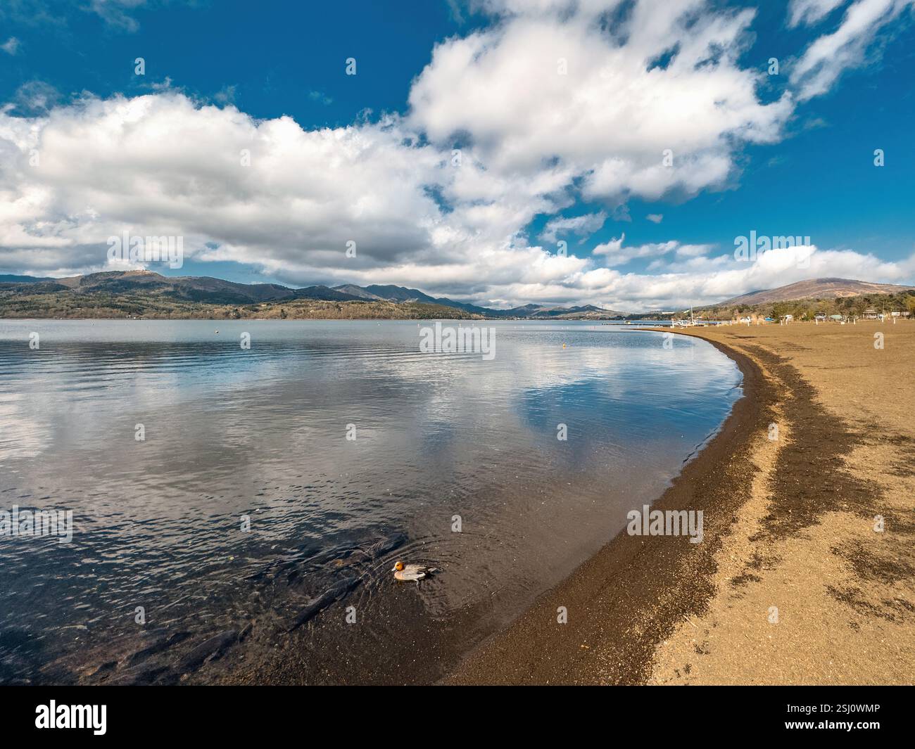 Lac Yamanaka dans la préfecture de Yamanashi près du mont Fuji, Japon. Le lac Yamanaka-ko est le plus grand des cinq lacs Fuji et un site récréatif populaire. - Image de stock capturée avec un smartphone