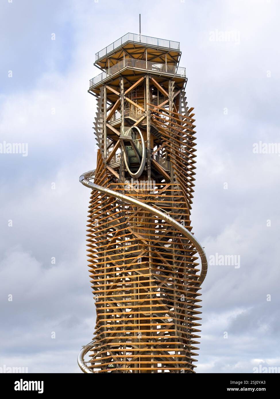 Harzturm nouvellement construit, Tour Harz à Torfhaus, montagnes du Harz, Allemagne. Tour d'observation avec vue panoramique, passerelle et toboggan d'aventure. - Image de stock capturée avec un smartphone