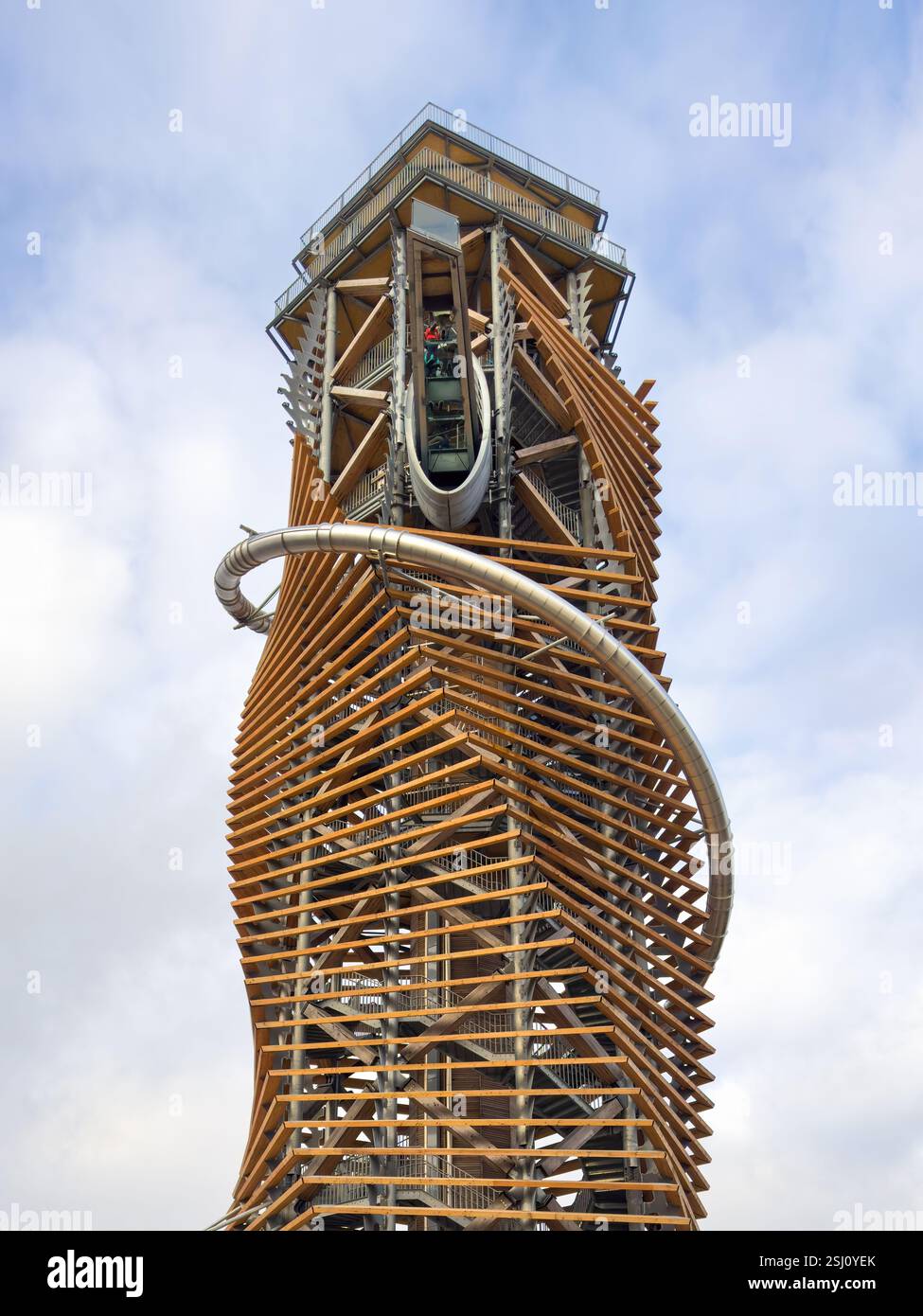 Harzturm nouvellement construit, Tour Harz à Torfhaus, montagnes du Harz, Allemagne. Tour d'observation avec vue panoramique, passerelle et toboggan d'aventure. - Image de stock capturée avec un smartphone