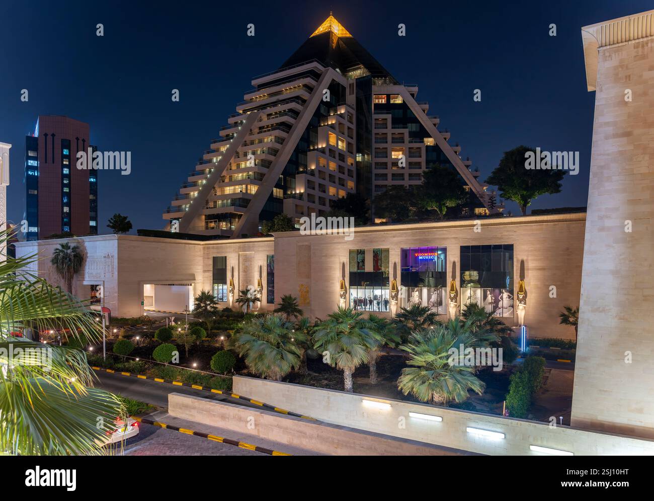 Le Raffles Dubai est un hôtel 5 étoiles en forme de pyramide égyptienne. Proche du centre commercial Wafi Mall - un centre commercial de style égyptien. Banque D'Images