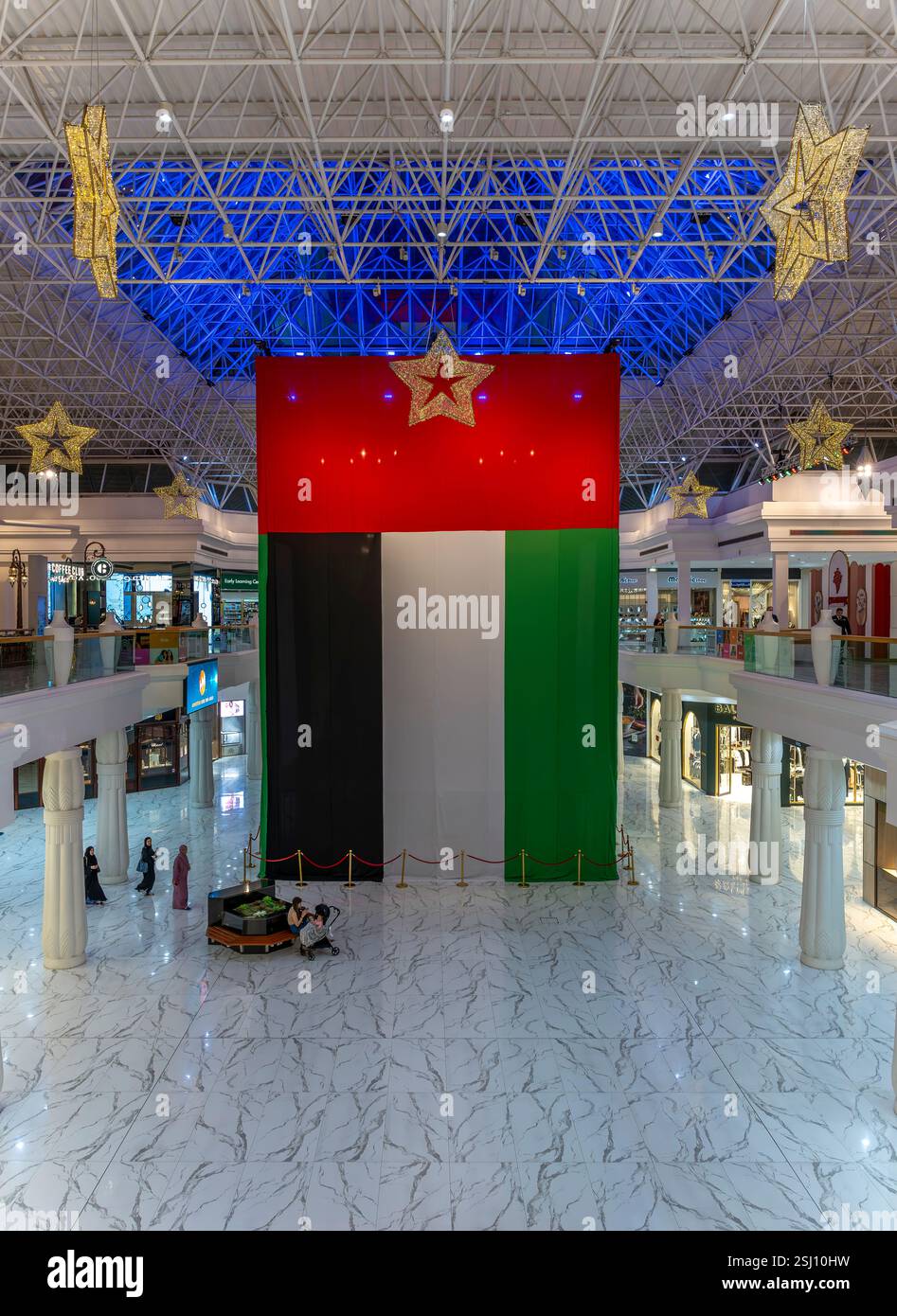Un drapeau géant des Émirats arabes Unis suspendu au plafond du centre commercial Wafi City de style égyptien à Dubaï à Noël. Banque D'Images