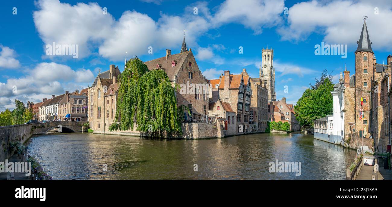 Vue célèbre depuis le Quai du Rosaire de Bruges, panorama d'un canal de la Venise du Nord - Bruges, Belgique Banque D'Images