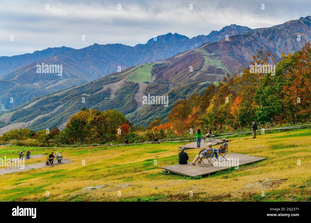 Hakuba Iwatake Green Park sur le sommet de la montagne ont des bancs installés dans la zone de pelouse ouverte à Nagano, au Japon Banque D'Images