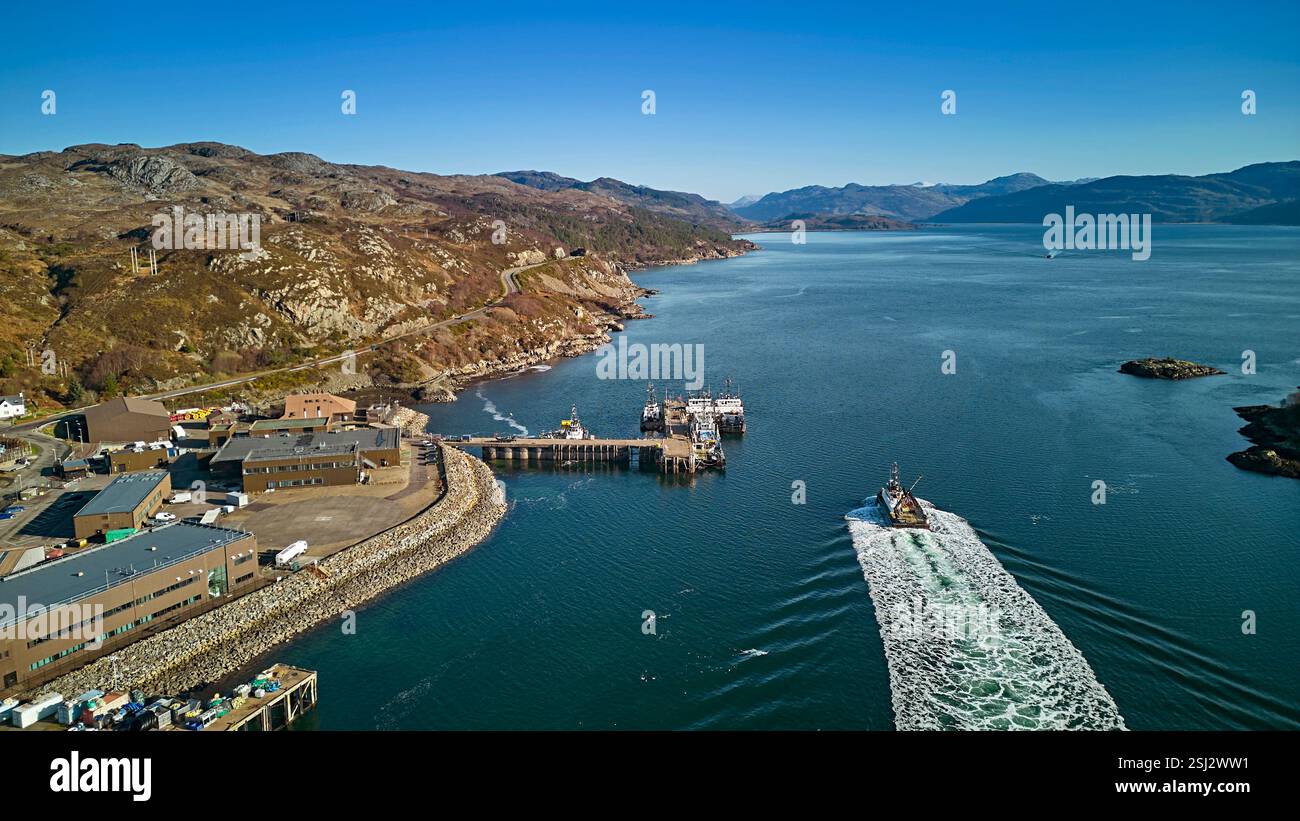 Kyle of Lochalsh Highland Scotland un bateau Serco passant le quai sur son chemin à travers Loch Alsh Banque D'Images