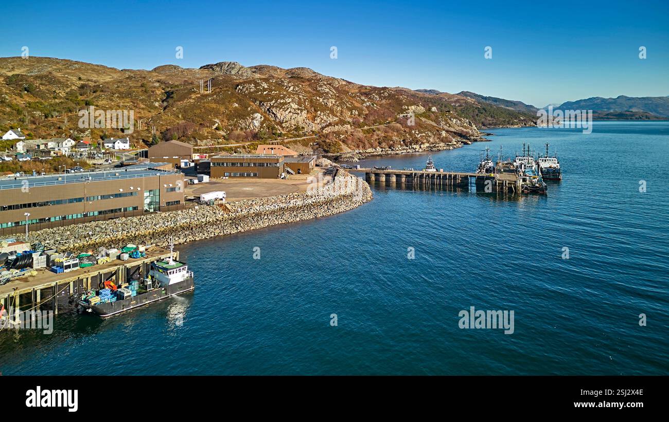 Kyle of Lochalsh Highland Scotland le quai ou le port et les bateaux de pêche amarrés dans le Loch Alsh Banque D'Images