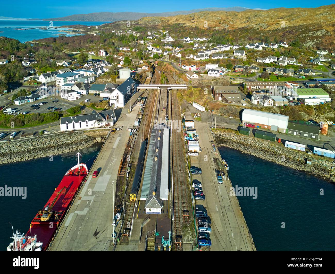 Kyle of Lochalsh Highland Scotland la gare et les maisons sur la colline Banque D'Images