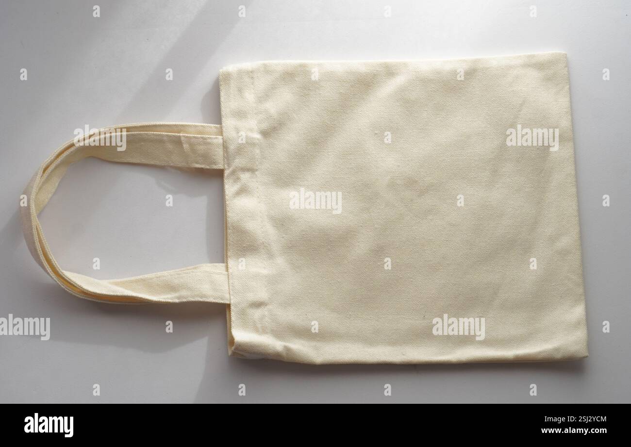 sac fourre-tout de couleur naturelle en blanc avec espace pour l'espace de copie ou la maquette, avec des ombres et de la lumière naturelle. Banque D'Images