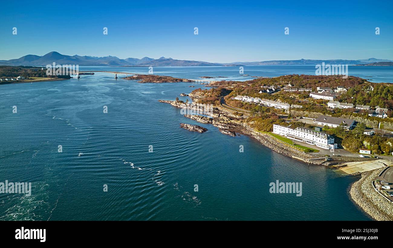 Kyle of Lochalsh Highland Scotland la ville face au Loch Alsh et vue sur le pont Skye et les montagnes lointaines Banque D'Images
