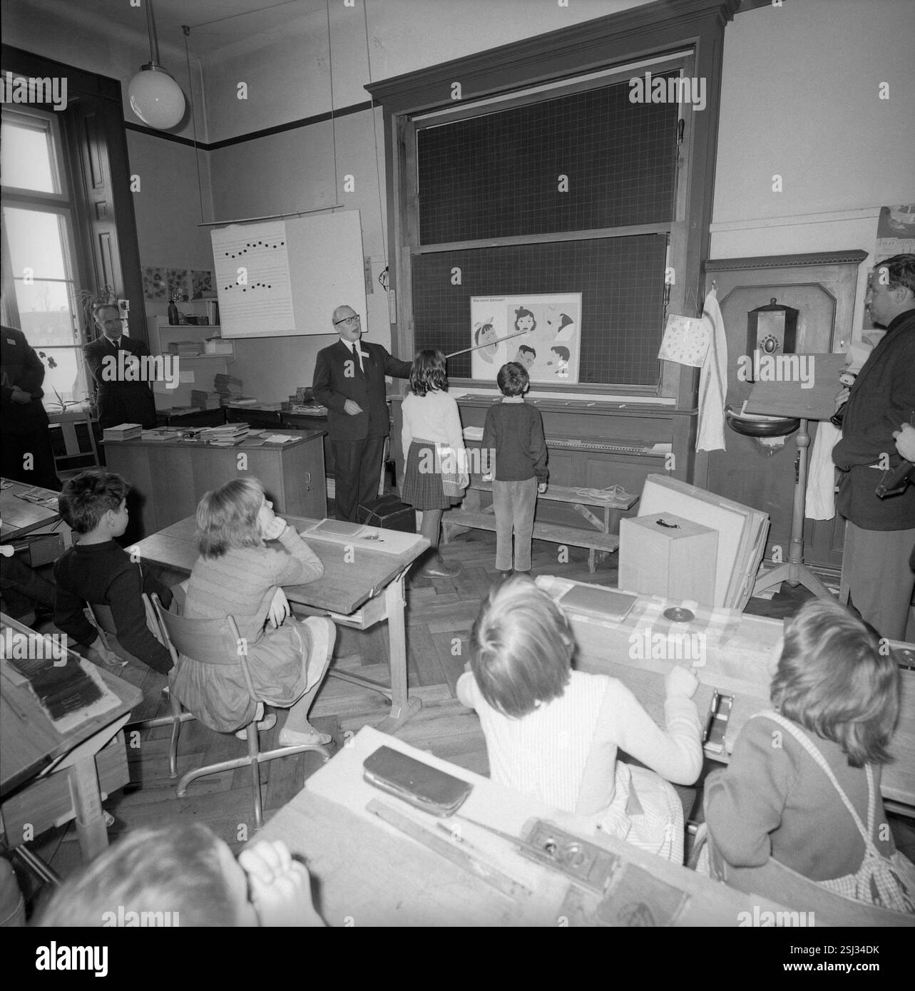 --- Zürich, Schulkinder lernen die korrekte Zahnpflege ; 1961#Zurich, les écoliers apprennent la bonne façon de soins dentaires ; 1961 Banque D'Images