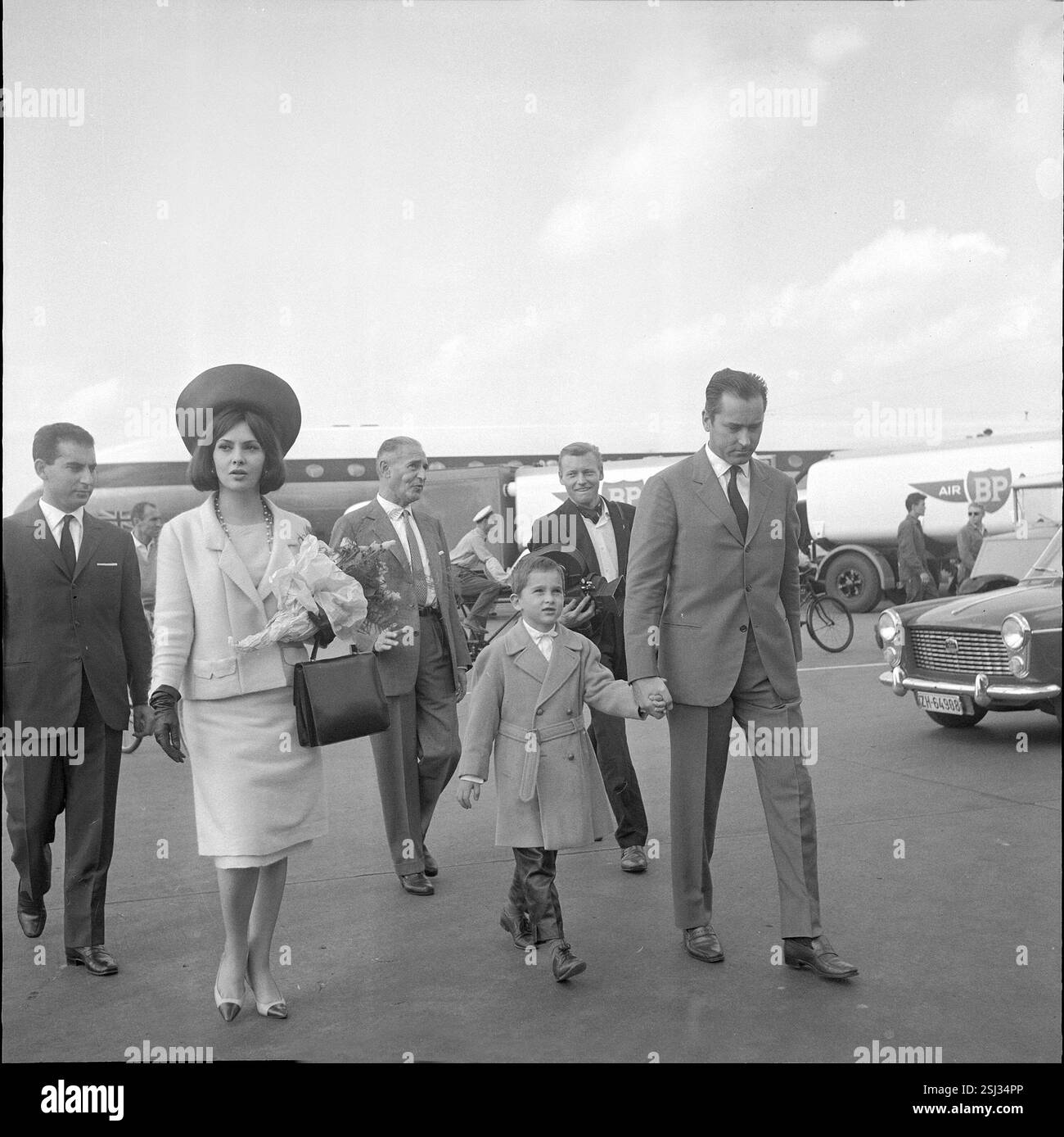 --- Gina Lollobrigida 1963 : Ankunft mit Sohn und Ehemann in Zürich-Kloten#Gina Lollobrigida 1963 : arrivée avec fils et mari à Zurich-Kloten Banque D'Images