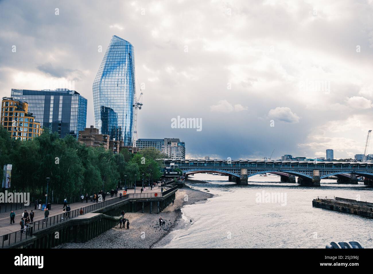 Paysage urbain londonien le long de la Tamise Southbank Banque D'Images