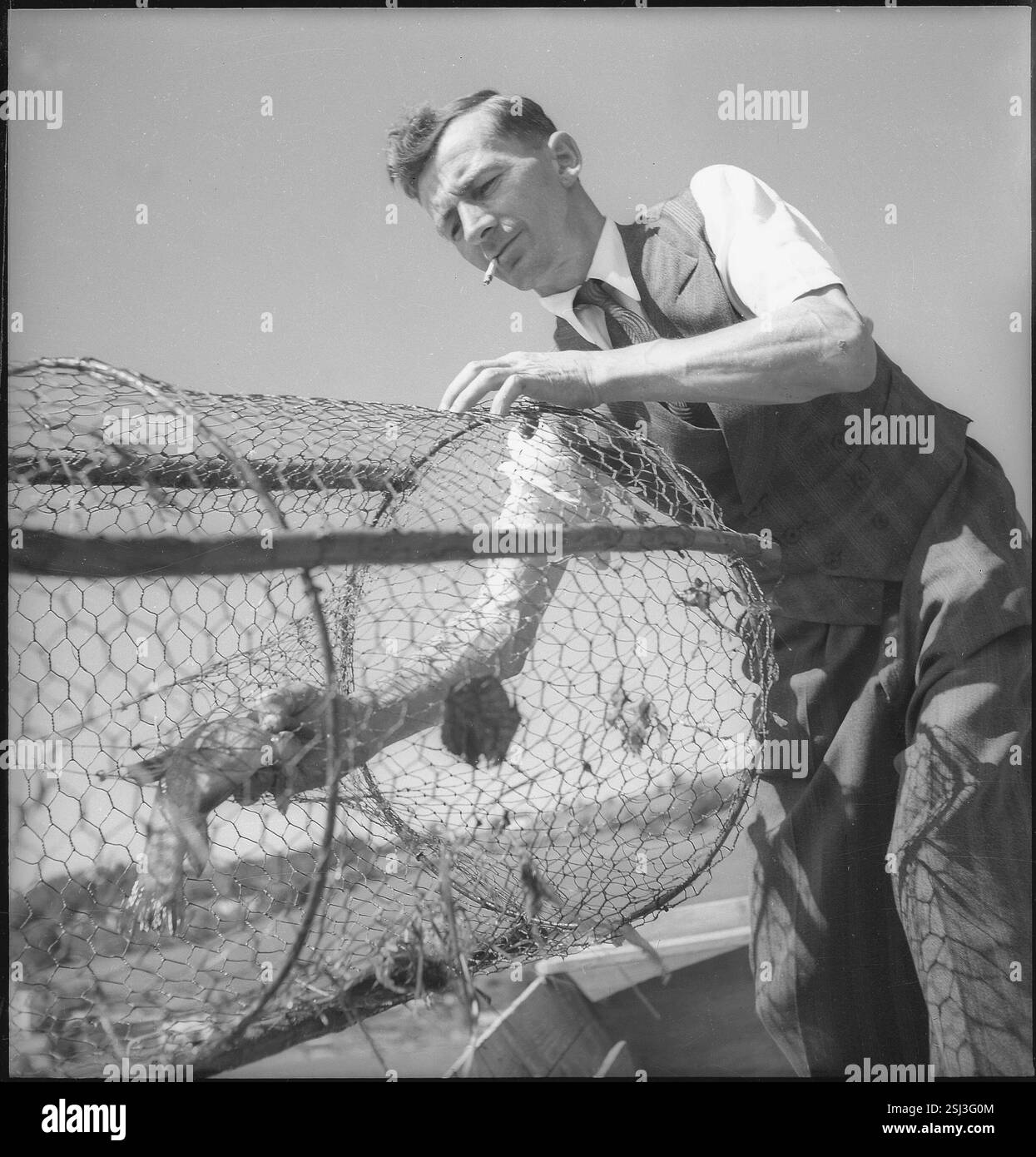 --- Fischer mit Fischreuse auf dem Doubs 1945#pêcheur avec piège à poissons sur la rivière Doubs 1945 Banque D'Images