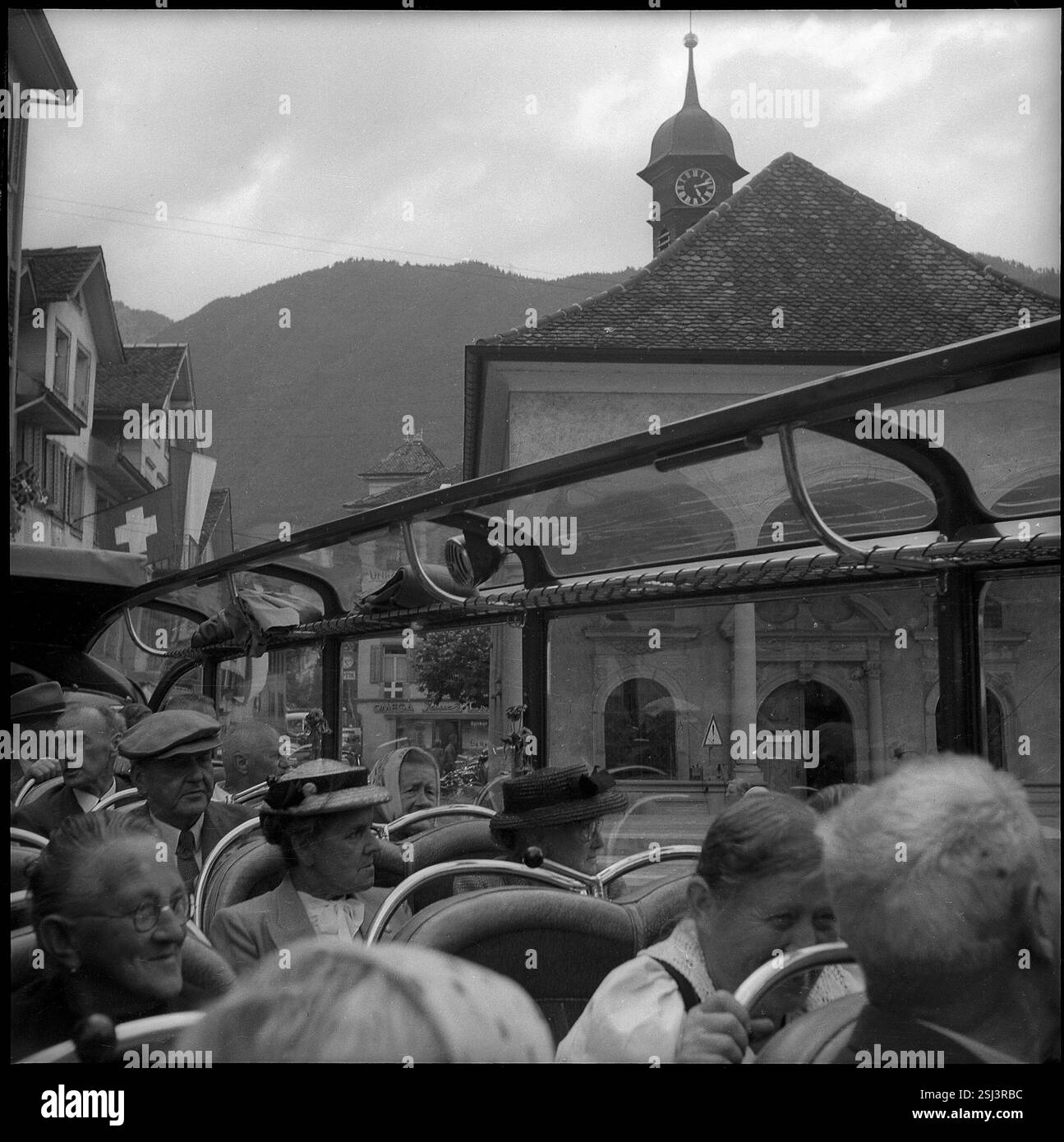 --- Alte Menschen sitzen en voiture ; Ausflug am ersten août ; 1953#personnes âgées assises dans un autocar ; excursion de vacances nationales ; 1953 Banque D'Images