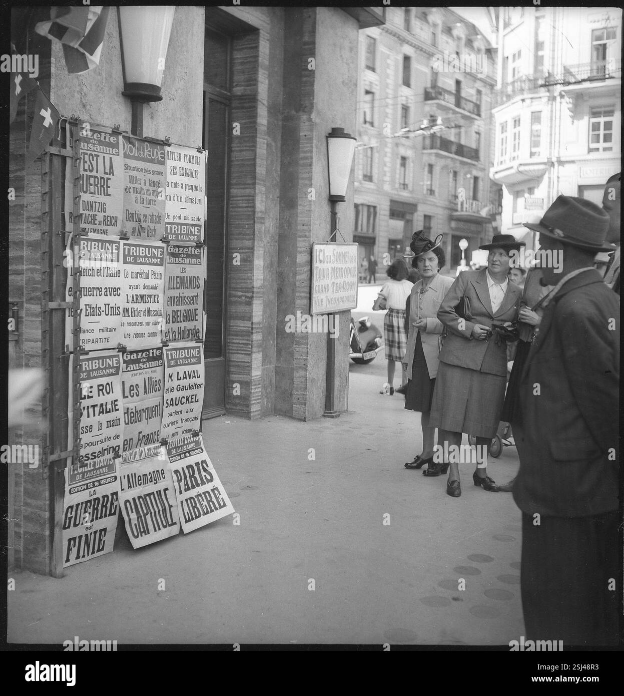 --- 8. Mai 1945 : Waffenstillstandstag à Lausanne, Zeitungsaushang#8 mai. 1945 : jour de l'armistice à Lausanne, feuilles de journaux Banque D'Images