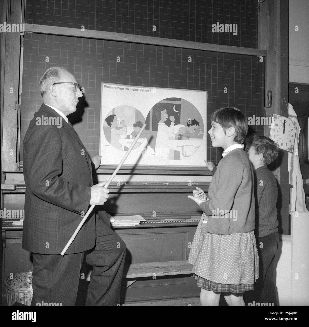 --- Zürich, Schulkinder lernen die korrekte Zahnpflege ; 1961#Zurich, les écoliers apprennent la bonne façon de soins dentaires ; 1961 Banque D'Images