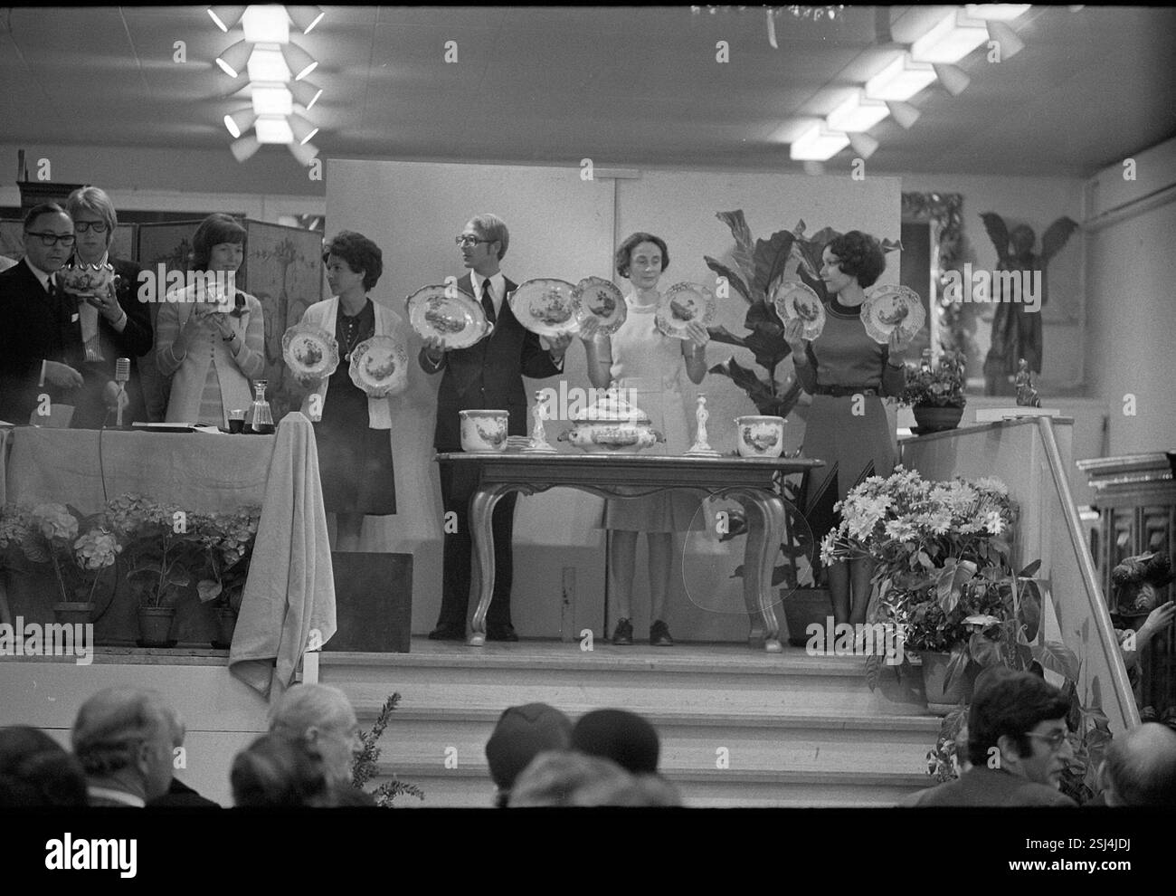 --- Berne, Porzellan der Kaiserin Katharina die grosse wird versteigert ; 1972 #Berne, chine qui était en possession de l'impératrice Catherine la Grande est vendue aux enchères ; 1972 Banque D'Images