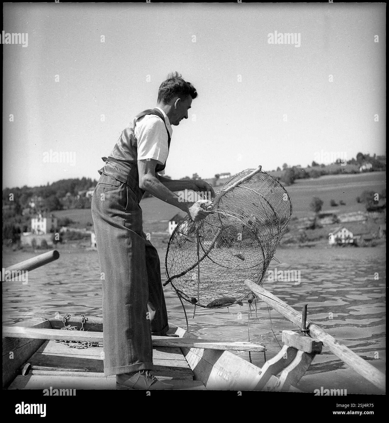 --- Fischer mit Fischreuse auf dem Doubs 1945#pêcheur avec piège à poissons sur la rivière Doubs 1945 Banque D'Images