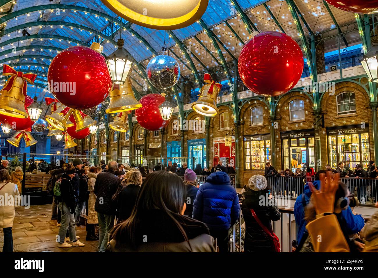 Lumières et décorations de Noël suspendues au toit du South Hall à Covent Garden, un centre commercial et de divertissement à Londres, WC1, Royaume-Uni Banque D'Images