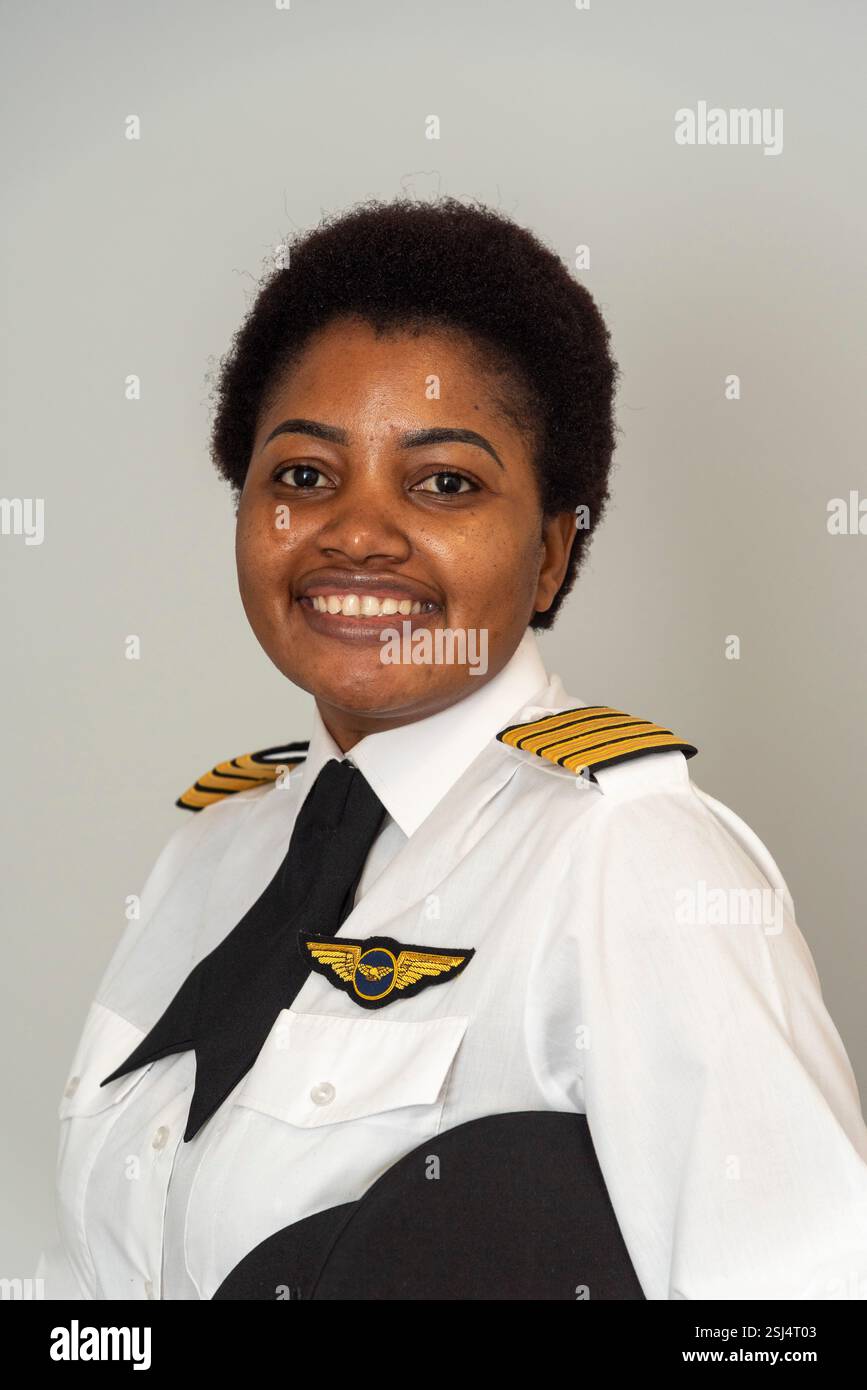 Hampshire Angleterre Royaume-Uni. 26.01.2025. Portrait d’une pilote africaine célébrant les femmes dans l’aviation. Banque D'Images