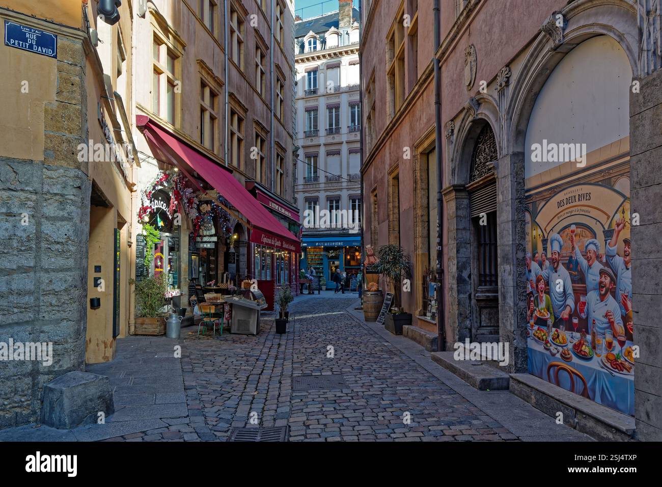 LYON, FRANCE, 17 décembre 2024 : les bouchons sont des restaurants traditionnels de la cuisine lyonnaise. Lyon prend la 1ère place au classement des «villes 15 minutes», a Banque D'Images