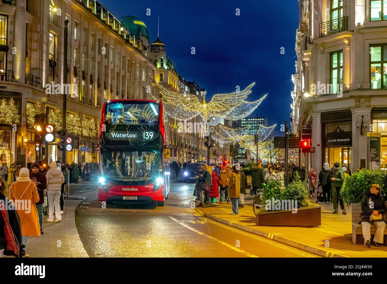 Un bus londonien de 139 à Waterloo faisant son chemin le long de Regent Street sous les lumières de Noël de Regent Street, Londres W1, Royaume-Uni Banque D'Images