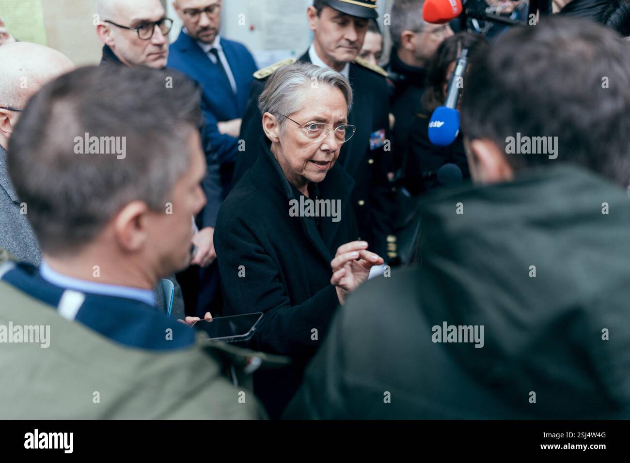 La ministre française de l'éducation, de l'enseignement supérieur et de la recherche Elisabeth borne est interpellée par des manifestants, des syndicats nationaux de l'éducation et des directeurs/directeurs d'école lors d'une visite de l'unité d'enseignement externalisée pour les élèves à handicaps multiples (UEEP), puis de l'unité localisée d'inclusion éducative (ULIS) pour les élèves atteints de troubles de la fonction visuelle. Elle s'est ensuite entretenue avec l'équipe pédagogique et l'équipe médico-sociale de l'école sur les enjeux de l'école pour tous. Cela intervient 20 ans après la loi du 11 février 2005 qui instaure le droit de visite de chaque enfant Banque D'Images
