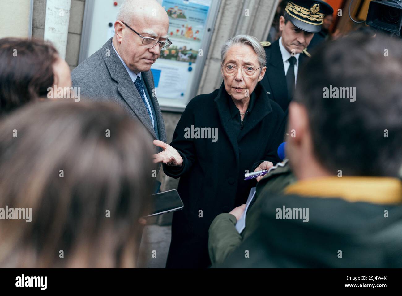 La ministre française de l'éducation, de l'enseignement supérieur et de la recherche Elisabeth borne est interpellée par des manifestants, des syndicats nationaux de l'éducation et des directeurs/directeurs d'école lors d'une visite de l'unité d'enseignement externalisée pour les élèves à handicaps multiples (UEEP), puis de l'unité localisée d'inclusion éducative (ULIS) pour les élèves atteints de troubles de la fonction visuelle. Elle s'est ensuite entretenue avec l'équipe pédagogique et l'équipe médico-sociale de l'école sur les enjeux de l'école pour tous. Cela intervient 20 ans après la loi du 11 février 2005 qui instaure le droit de visite de chaque enfant Banque D'Images