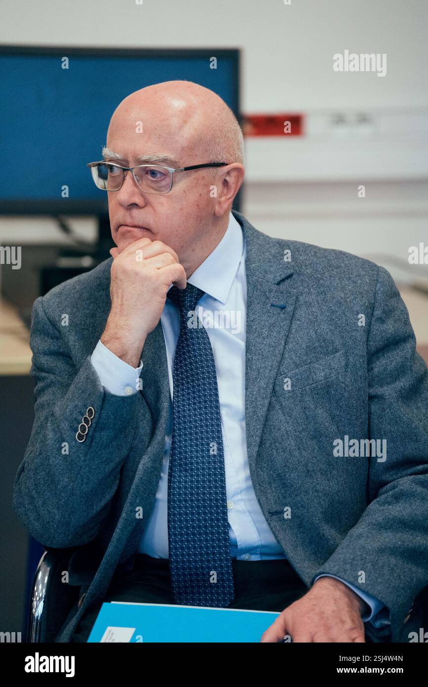 Recteur de la région académique Île-de-France, recteur de l'académie de Paris, chancelier des universités de Paris et d'Île-de-France, Bernard Beignier lors d'une visite à l'unité d'enseignement externalisée pour les étudiants en multihandicap (UEEP) de l'école, puis à l'unité localisée d'inclusion éducative (ULIS) pour les étudiants atteints de troubles de la fonction visuelle. Elle s'est ensuite entretenue avec l'équipe pédagogique et l'équipe médico-sociale de l'école sur les enjeux de l'école pour tous. Cela intervient 20 ans après la loi du 11 février 2005 qui instaure le droit pour chaque enfant d’accéder à l’aschooling en o Banque D'Images