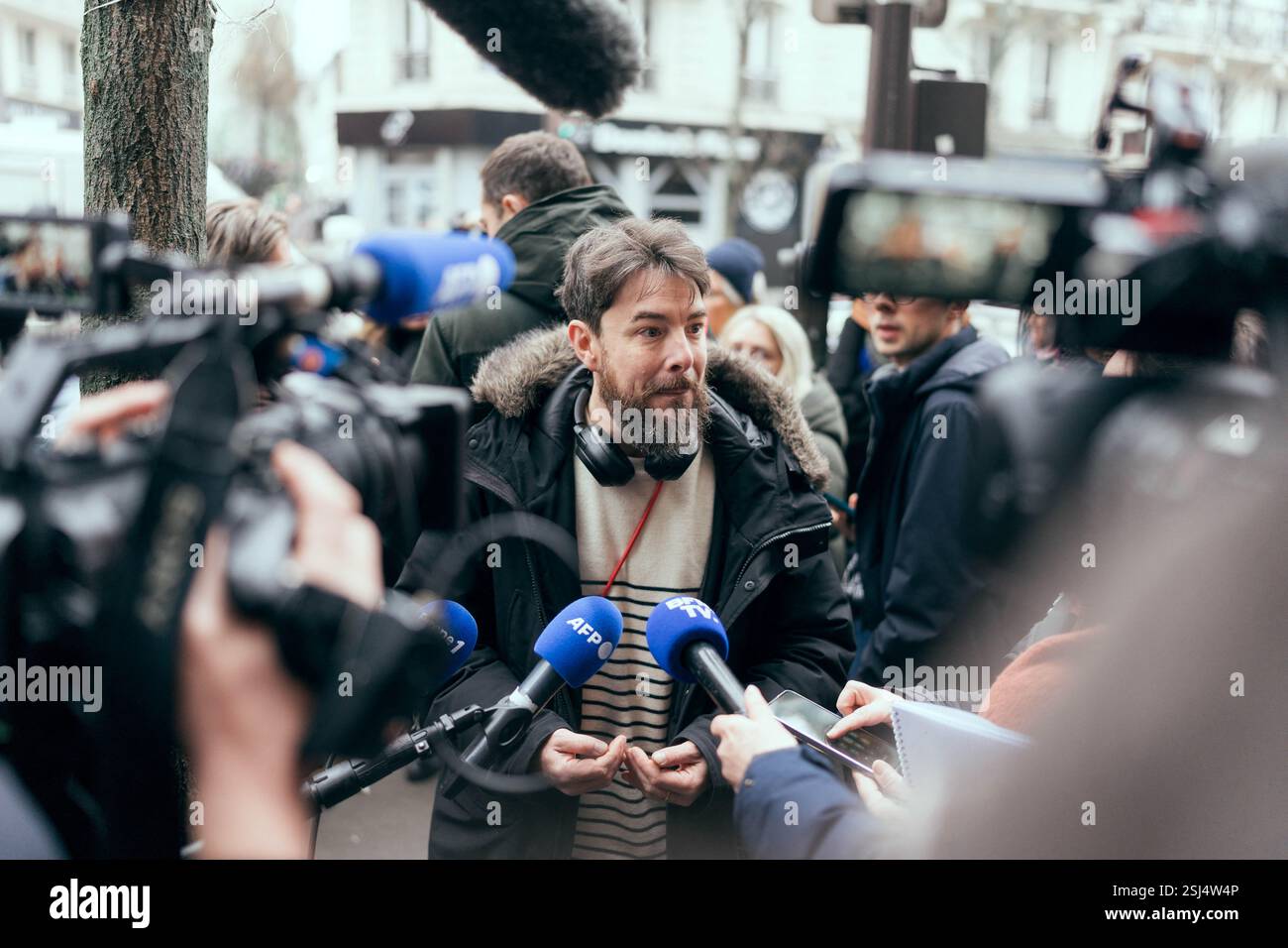 Des manifestants, des syndicats de l'éducation nationale et des directeurs d'école attendent pour interpeller le ministre français de l'éducation nationale lors d'une visite de l'unité d'enseignement externalisée pour les élèves à handicaps multiples (UEEP) de l'école, puis de l'unité localisée d'inclusion éducative (ULIS) pour les élèves souffrant de troubles de la fonction visuelle. Elle s'est ensuite entretenue avec l'équipe pédagogique et l'équipe médico-sociale de l'école sur les enjeux de l'école pour tous. Cela intervient 20 ans après la loi du 11 février 2005 qui instaure le droit pour chaque enfant d’accéder à l’ascolarisation dans un milieu ordinaire. Au par Banque D'Images