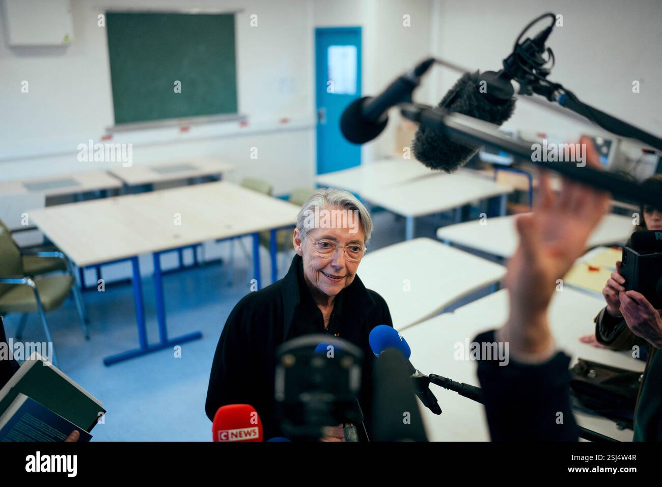 ElisabethBorne, ministre française de l'éducation, de l'enseignement supérieur et de la recherche, s'adresse à la presse lors d'une visite de l'unité d'enseignement externalisée pour les élèves à handicaps multiples (UEEP), puis de l'unité localisée d'inclusion éducative (ULIS) pour les élèves souffrant de troubles de la fonction visuelle. Elle s'est ensuite entretenue avec l'équipe pédagogique et l'équipe médico-sociale de l'école sur les enjeux de l'école pour tous. Cela intervient 20 ans après la loi du 11 février 2005 qui instaure le droit pour chaque enfant d’accéder à une scolarité dans un milieu ordinaire. A l'école primaire Parmentier i Banque D'Images