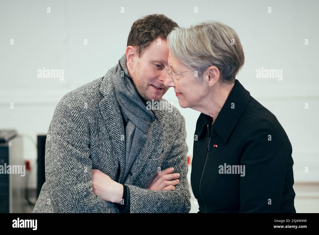 Ancien ministre délégué en charge des Transports de France, Clément Beaune et ministre française de l'éducation, de l'enseignement supérieur et de la recherche ElisabethBorne lors d'une visite de l'unité d'enseignement externalisée pour les élèves à handicaps multiples (UEEP), puis de l'unité localisée d'inclusion éducative (ULIS) pour les élèves atteints de troubles de la fonction visuelle. Elle s'est ensuite entretenue avec l'équipe pédagogique et l'équipe médico-sociale de l'école sur les enjeux de l'école pour tous. Cela intervient 20 ans après la loi du 11 février 2005 qui instaure le droit pour chaque enfant d'accéder à une scolarité en Banque D'Images