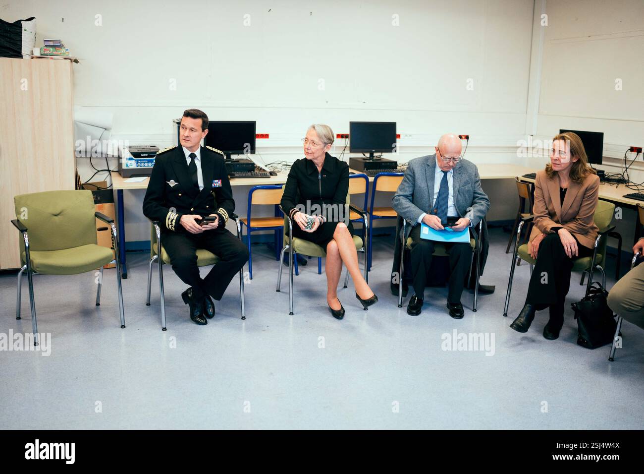ElisabethBorne, ministre de l’éducation, de l’enseignement supérieur et de la recherche, et le recteur de la région académique Île-de-France, recteur de l’académie de Paris, chancelier des universités de Paris et d’Île-de-France, Bernard Beignier lors d’une visite de l’unité d’enseignement externalisé pour les étudiants en polyhandicap (UEEP), puis de l’unité localisée d’inclusion éducative (ULIS) pour les étudiants atteints de troubles de la fonction visuelle. Elle s'est ensuite entretenue avec l'équipe pédagogique et l'équipe médico-sociale de l'école sur les enjeux de l'école pour tous. Cela arrive 20 ans après la loi du 11 février, Banque D'Images