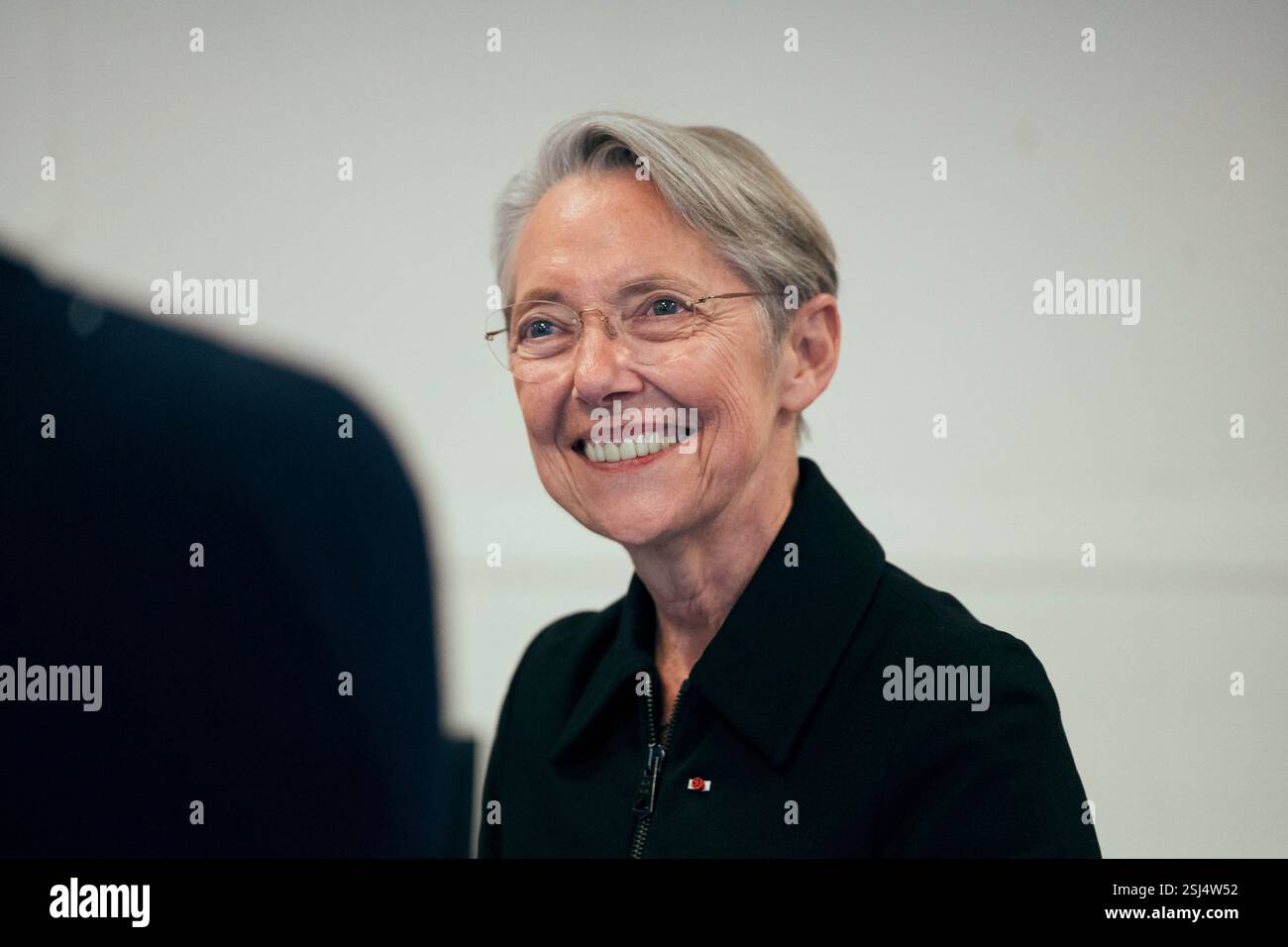 ElisabethBorne, Ministre de l'éducation, de l'enseignement supérieur et de la recherche, lors d'une visite de l'unité d'enseignement externalisée pour les élèves à handicaps multiples (UEEP) de l'école, puis de l'unité localisée d'inclusion éducative (ULIS) pour les élèves atteints de troubles de la fonction visuelle. Elle s'est ensuite entretenue avec l'équipe pédagogique et l'équipe médico-sociale de l'école sur les enjeux de l'école pour tous. Cela intervient 20 ans après la loi du 11 février 2005 qui instaure le droit pour chaque enfant d’accéder à une scolarité dans un milieu ordinaire. À l'école primaire Parmentier à Paris, France, Ontario Banque D'Images