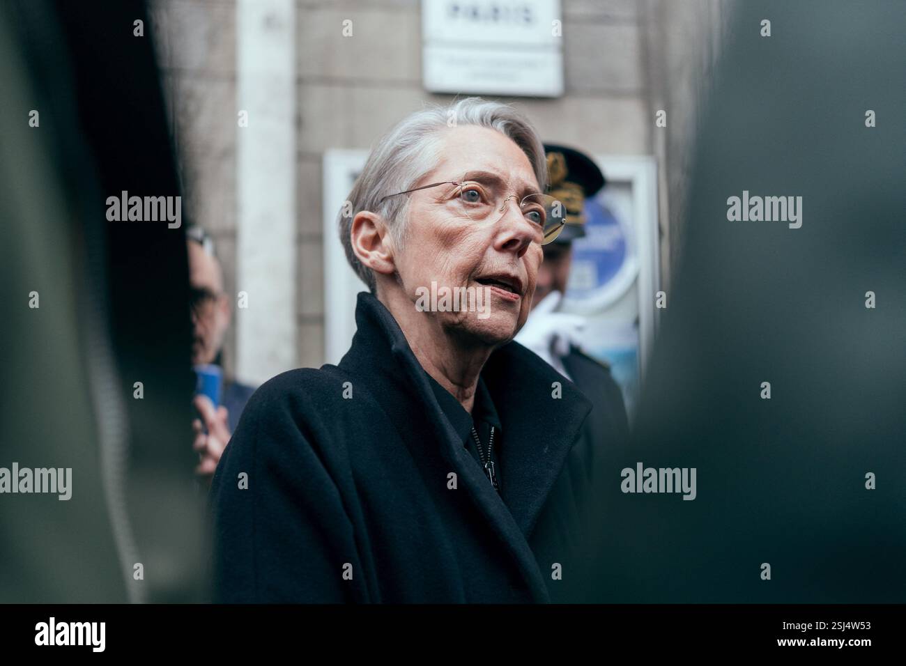 La ministre française de l'éducation, de l'enseignement supérieur et de la recherche Elisabeth borne est interpellée par des manifestants, des syndicats nationaux de l'éducation et des directeurs/directeurs d'école lors d'une visite de l'unité d'enseignement externalisée pour les élèves à handicaps multiples (UEEP), puis de l'unité localisée d'inclusion éducative (ULIS) pour les élèves atteints de troubles de la fonction visuelle. Elle s'est ensuite entretenue avec l'équipe pédagogique et l'équipe médico-sociale de l'école sur les enjeux de l'école pour tous. Cela intervient 20 ans après la loi du 11 février 2005 qui instaure le droit de visite de chaque enfant Banque D'Images